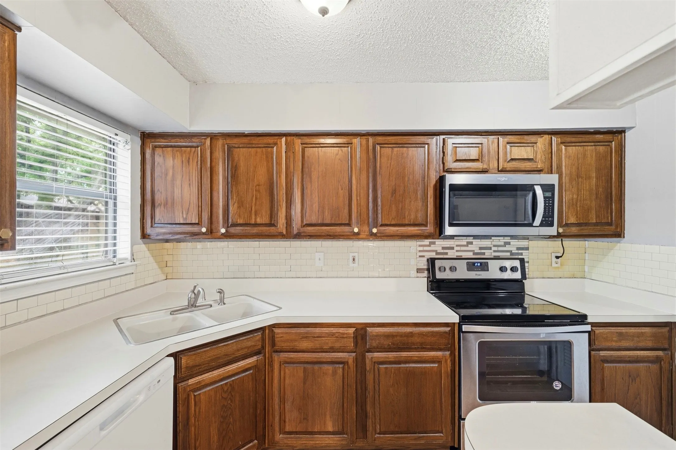 Condominium For Sale in Tarrant County , 2014 Willoughby Lane 4624, Arlington, Texas 76011, 2 Bedrooms, 1 Bathroom, Garage spaces, 963 Sqft, built in 1983, Preowned, Price $119,000, mls#21229218, Real Estate Agent in Arlington, Homes For Sale in Tarrant county, Homes For Sale in Arlington, Realtor in Arlington Texas, Real Estate Brokerage Independent Realty Texas, Luminita Cordes Realtor