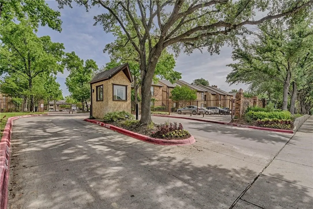 Condominium For Sale in Tarrant County , 2014 Willoughby Lane 4624, Arlington, Texas 76011, 2 Bedrooms, 1 Bathroom, Garage spaces, 963 Sqft, built in 1983, Preowned, Price $119,000, mls#21229218, Real Estate Agent in Arlington, Homes For Sale in Tarrant county, Homes For Sale in Arlington, Realtor in Arlington Texas, Real Estate Brokerage Independent Realty Texas, Luminita Cordes Realtor