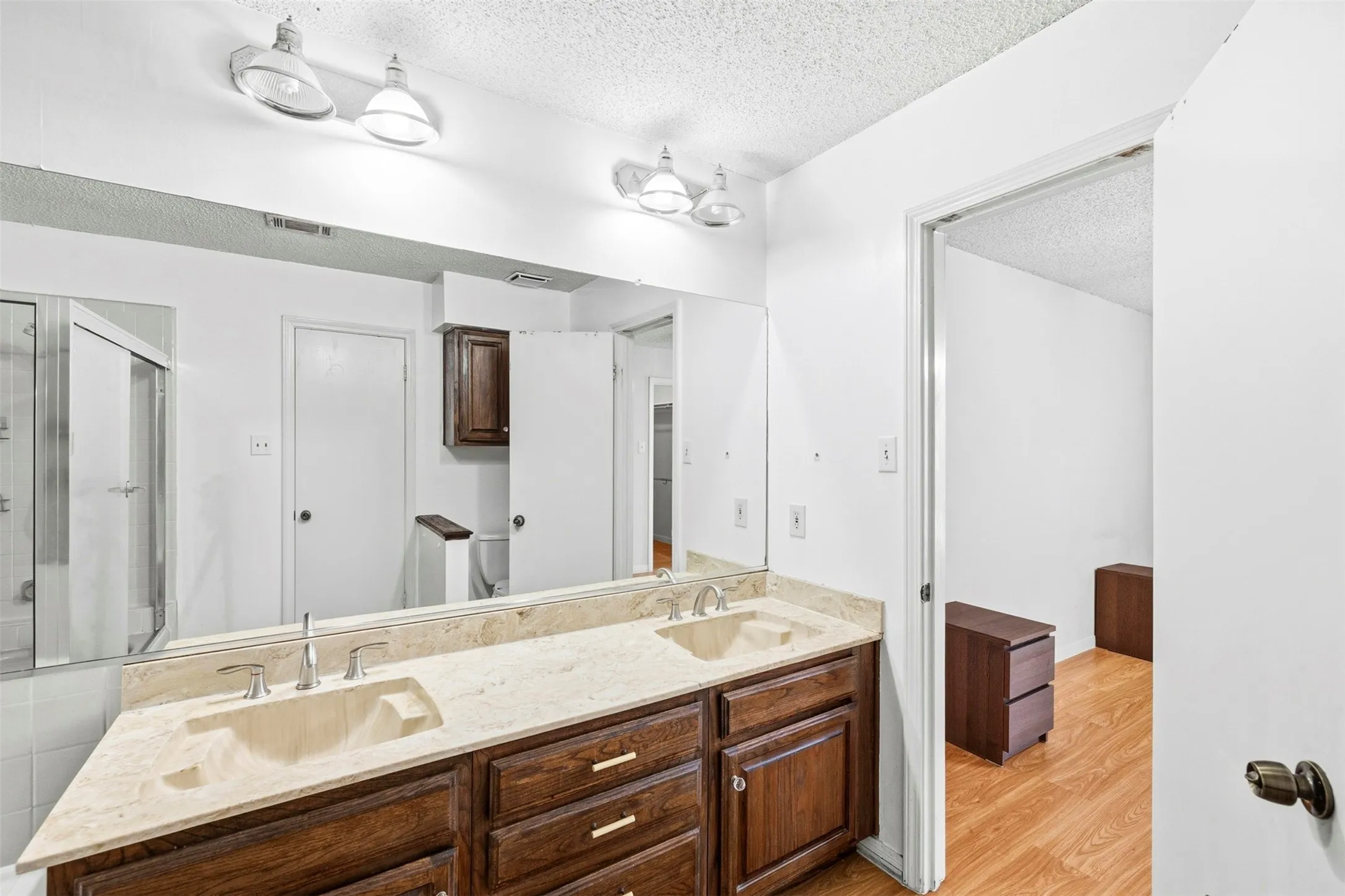 Condominium For Sale in Tarrant County , 2014 Willoughby Lane 4624, Arlington, Texas 76011, 2 Bedrooms, 1 Bathroom, Garage spaces, 963 Sqft, built in 1983, Preowned, Price $119,000, mls#21229218, Real Estate Agent in Arlington, Homes For Sale in Tarrant county, Homes For Sale in Arlington, Realtor in Arlington Texas, Real Estate Brokerage Independent Realty Texas, Luminita Cordes Realtor