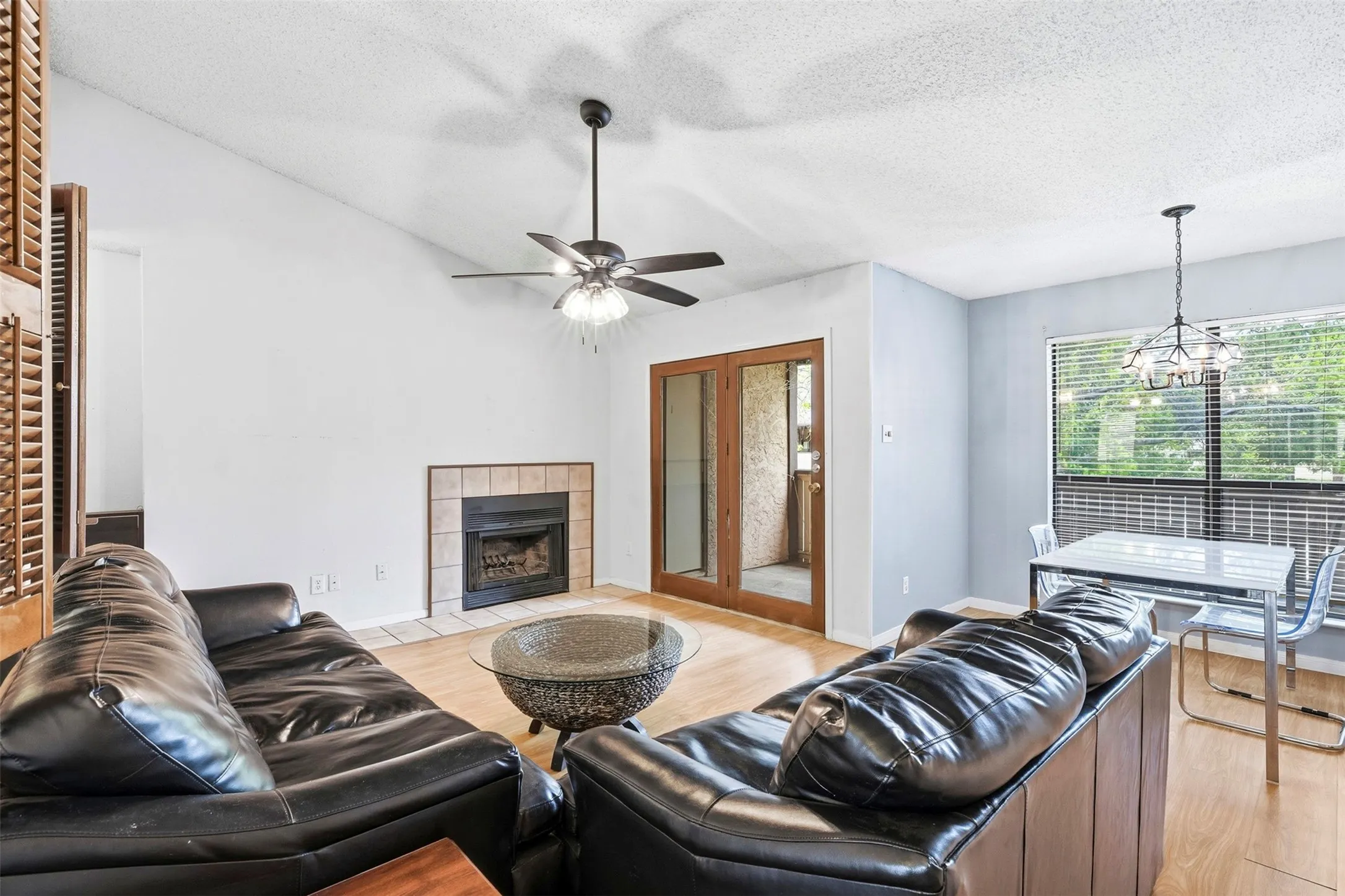 Condominium For Sale in Tarrant County , 2014 Willoughby Lane 4624, Arlington, Texas 76011, 2 Bedrooms, 1 Bathroom, Garage spaces, 963 Sqft, built in 1983, Preowned, Price $119,000, mls#21229218, Real Estate Agent in Arlington, Homes For Sale in Tarrant county, Homes For Sale in Arlington, Realtor in Arlington Texas, Real Estate Brokerage Independent Realty Texas, Luminita Cordes Realtor