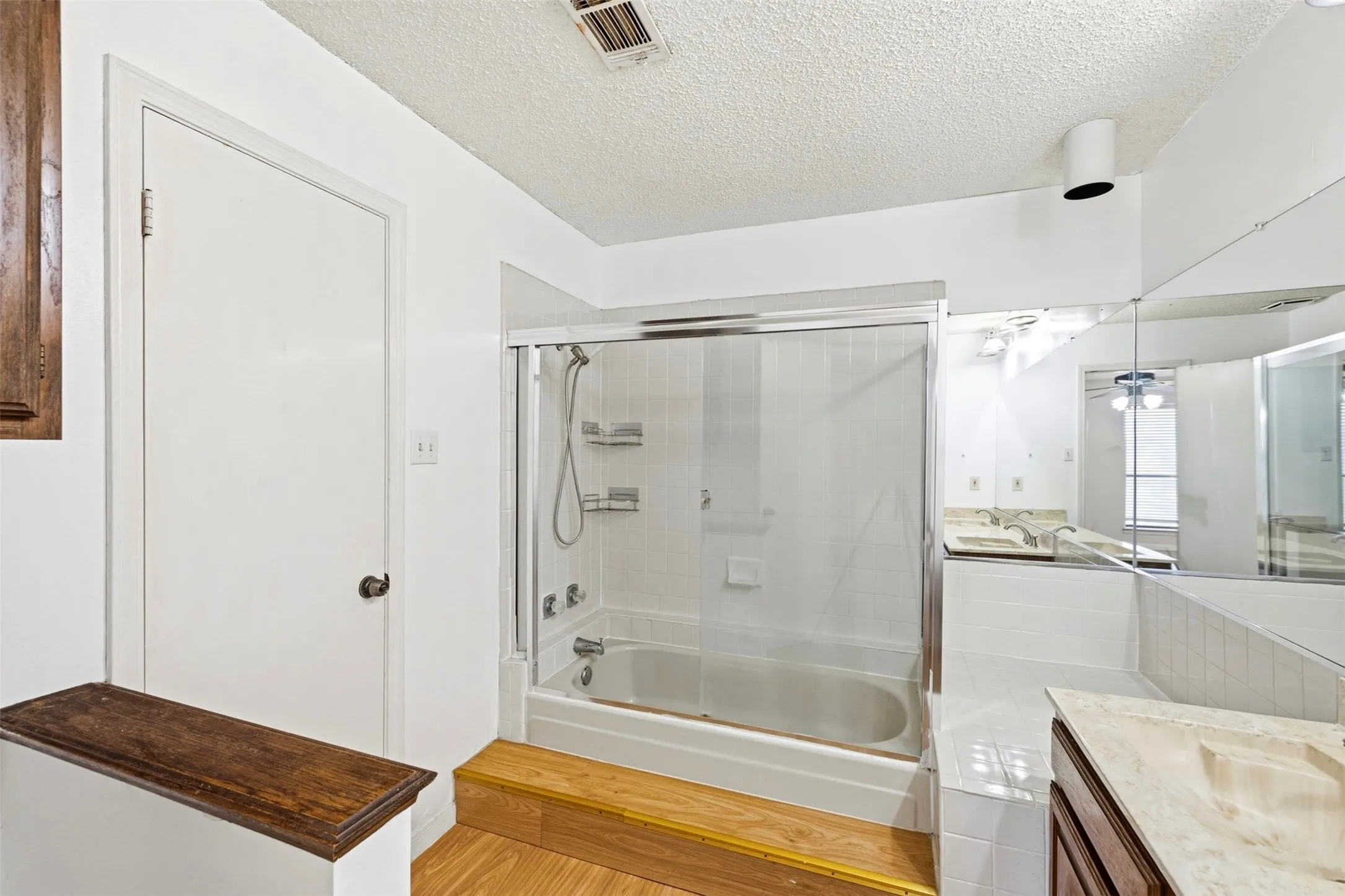 Condominium For Sale in Tarrant County , 2014 Willoughby Lane 4624, Arlington, Texas 76011, 2 Bedrooms, 1 Bathroom, Garage spaces, 963 Sqft, built in 1983, Preowned, Price $119,000, mls#21229218, Real Estate Agent in Arlington, Homes For Sale in Tarrant county, Homes For Sale in Arlington, Realtor in Arlington Texas, Real Estate Brokerage Independent Realty Texas, Luminita Cordes Realtor