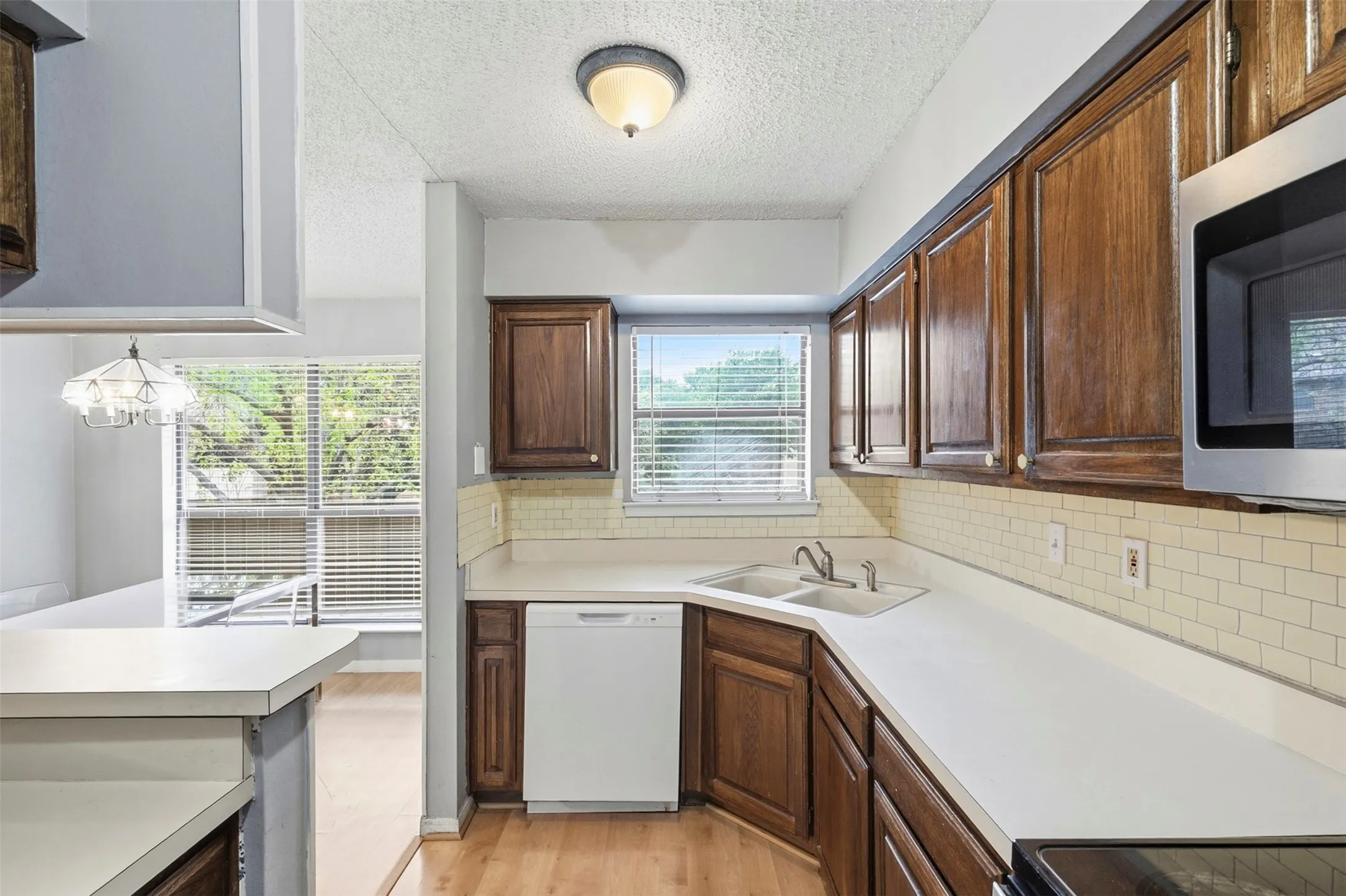 Condominium For Sale in Tarrant County , 2014 Willoughby Lane 4624, Arlington, Texas 76011, 2 Bedrooms, 1 Bathroom, Garage spaces, 963 Sqft, built in 1983, Preowned, Price $119,000, mls#21229218, Real Estate Agent in Arlington, Homes For Sale in Tarrant county, Homes For Sale in Arlington, Realtor in Arlington Texas, Real Estate Brokerage Independent Realty Texas, Luminita Cordes Realtor