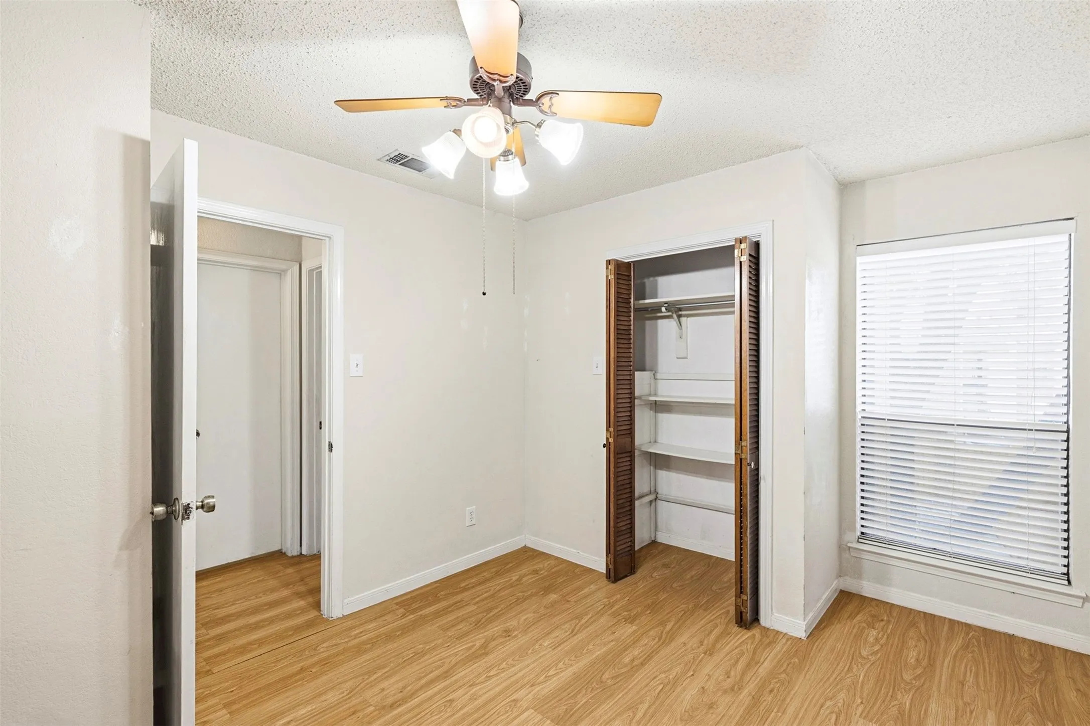 Condominium For Sale in Tarrant County , 2014 Willoughby Lane 4624, Arlington, Texas 76011, 2 Bedrooms, 1 Bathroom, Garage spaces, 963 Sqft, built in 1983, Preowned, Price $119,000, mls#21229218, Real Estate Agent in Arlington, Homes For Sale in Tarrant county, Homes For Sale in Arlington, Realtor in Arlington Texas, Real Estate Brokerage Independent Realty Texas, Luminita Cordes Realtor