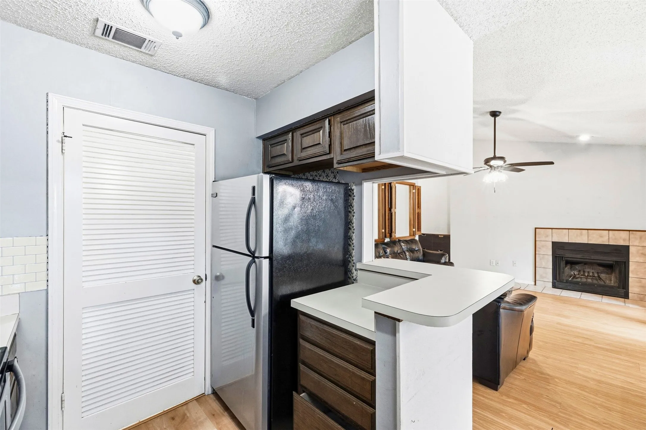 Condominium For Sale in Tarrant County , 2014 Willoughby Lane 4624, Arlington, Texas 76011, 2 Bedrooms, 1 Bathroom, Garage spaces, 963 Sqft, built in 1983, Preowned, Price $119,000, mls#21229218, Real Estate Agent in Arlington, Homes For Sale in Tarrant county, Homes For Sale in Arlington, Realtor in Arlington Texas, Real Estate Brokerage Independent Realty Texas, Luminita Cordes Realtor