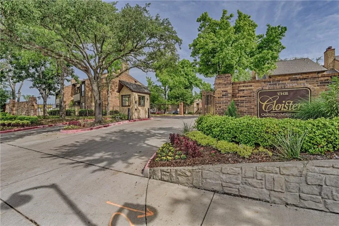 Condominium For Sale in Tarrant County , 2014 Willoughby Lane 4624, Arlington, Texas 76011, 2 Bedrooms, 1 Bathroom, Garage spaces, 963 Sqft, built in 1983, Preowned, Price $119,000, mls#21229218, Real Estate Agent in Arlington, Homes For Sale in Tarrant county, Homes For Sale in Arlington, Realtor in Arlington Texas, Real Estate Brokerage Independent Realty Texas, Luminita Cordes Realtor