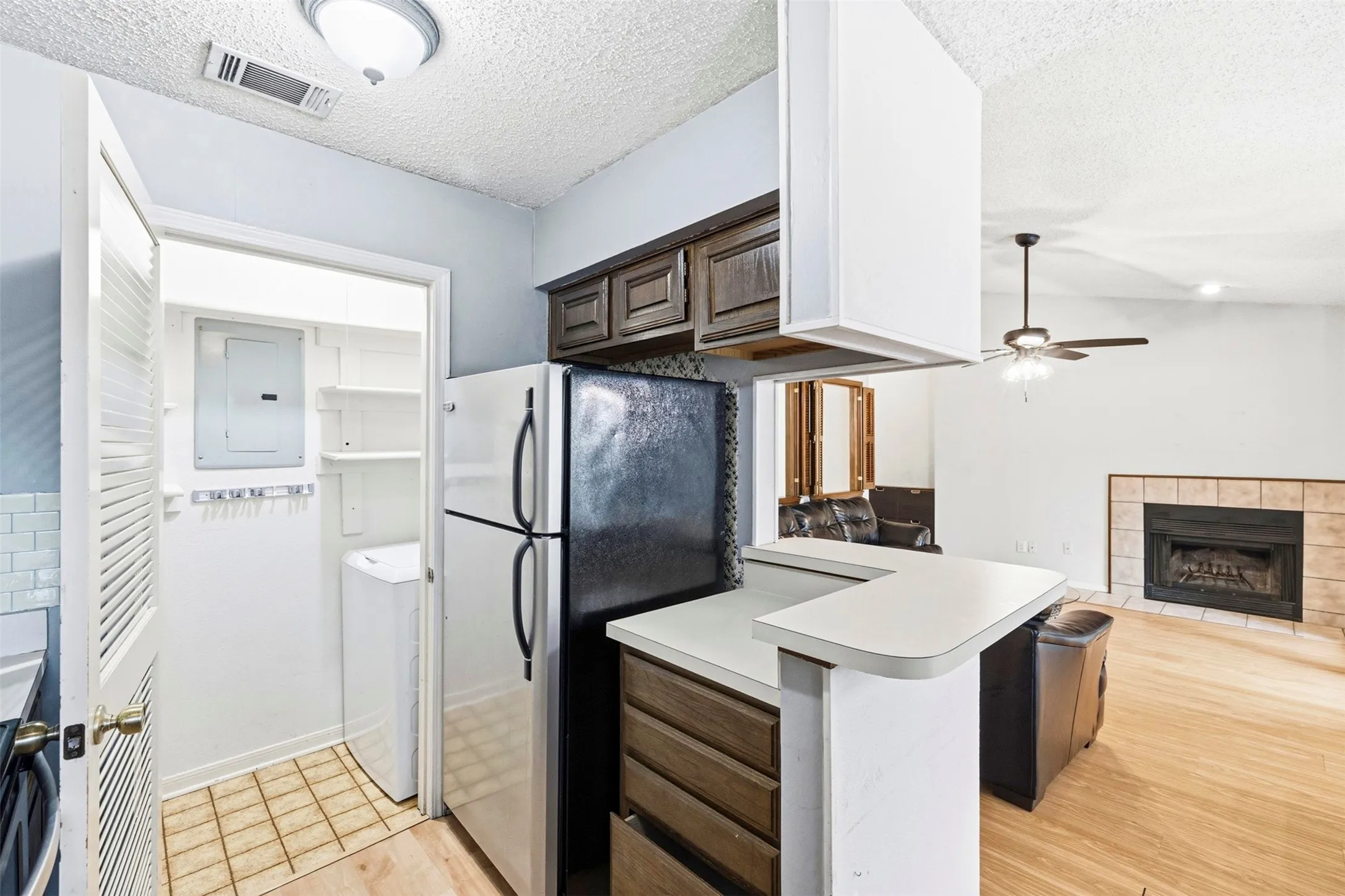 Condominium For Sale in Tarrant County , 2014 Willoughby Lane 4624, Arlington, Texas 76011, 2 Bedrooms, 1 Bathroom, Garage spaces, 963 Sqft, built in 1983, Preowned, Price $119,000, mls#21229218, Real Estate Agent in Arlington, Homes For Sale in Tarrant county, Homes For Sale in Arlington, Realtor in Arlington Texas, Real Estate Brokerage Independent Realty Texas, Luminita Cordes Realtor