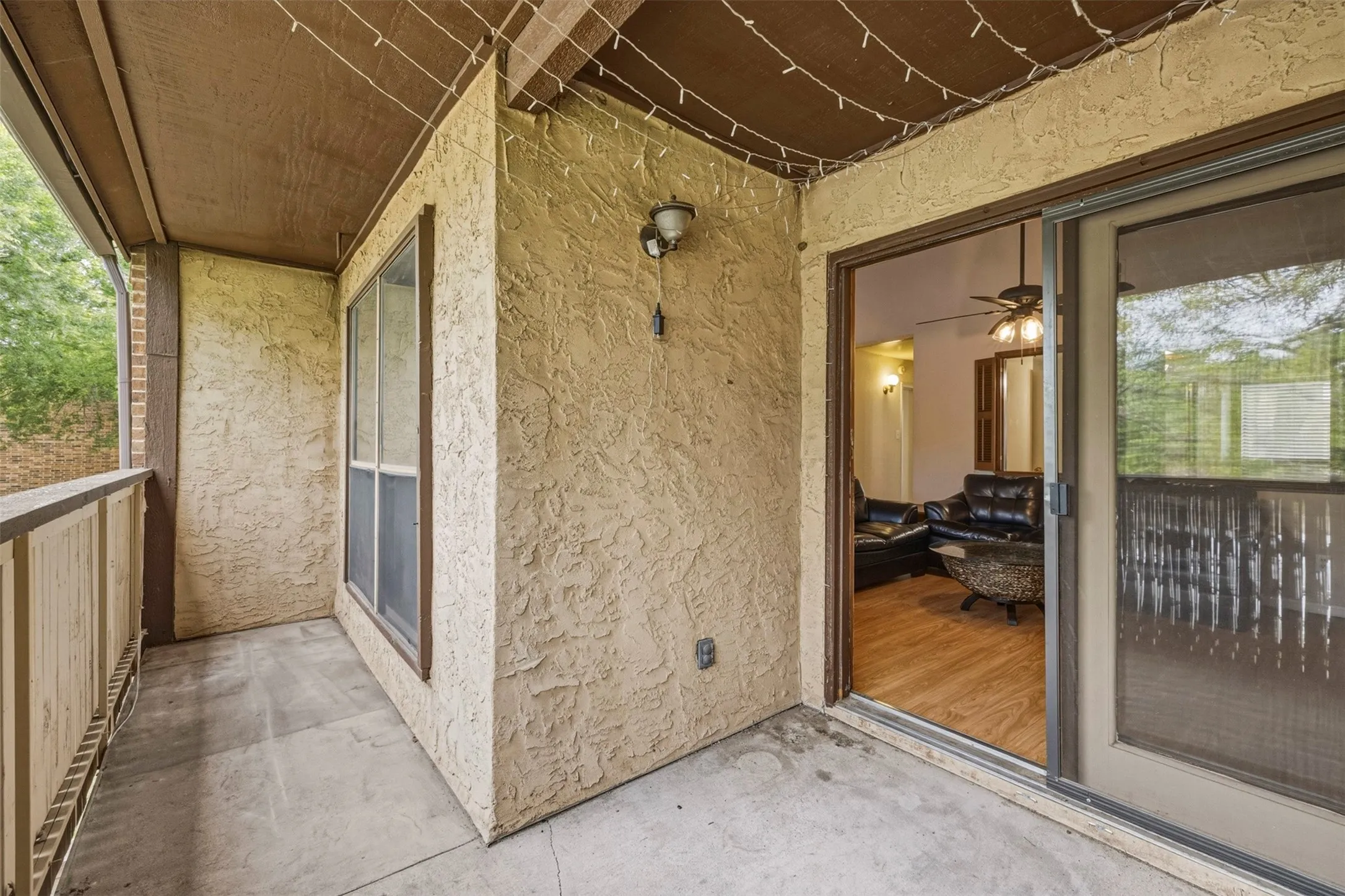 Condominium For Sale in Tarrant County , 2014 Willoughby Lane 4624, Arlington, Texas 76011, 2 Bedrooms, 1 Bathroom, Garage spaces, 963 Sqft, built in 1983, Preowned, Price $119,000, mls#21229218, Real Estate Agent in Arlington, Homes For Sale in Tarrant county, Homes For Sale in Arlington, Realtor in Arlington Texas, Real Estate Brokerage Independent Realty Texas, Luminita Cordes Realtor