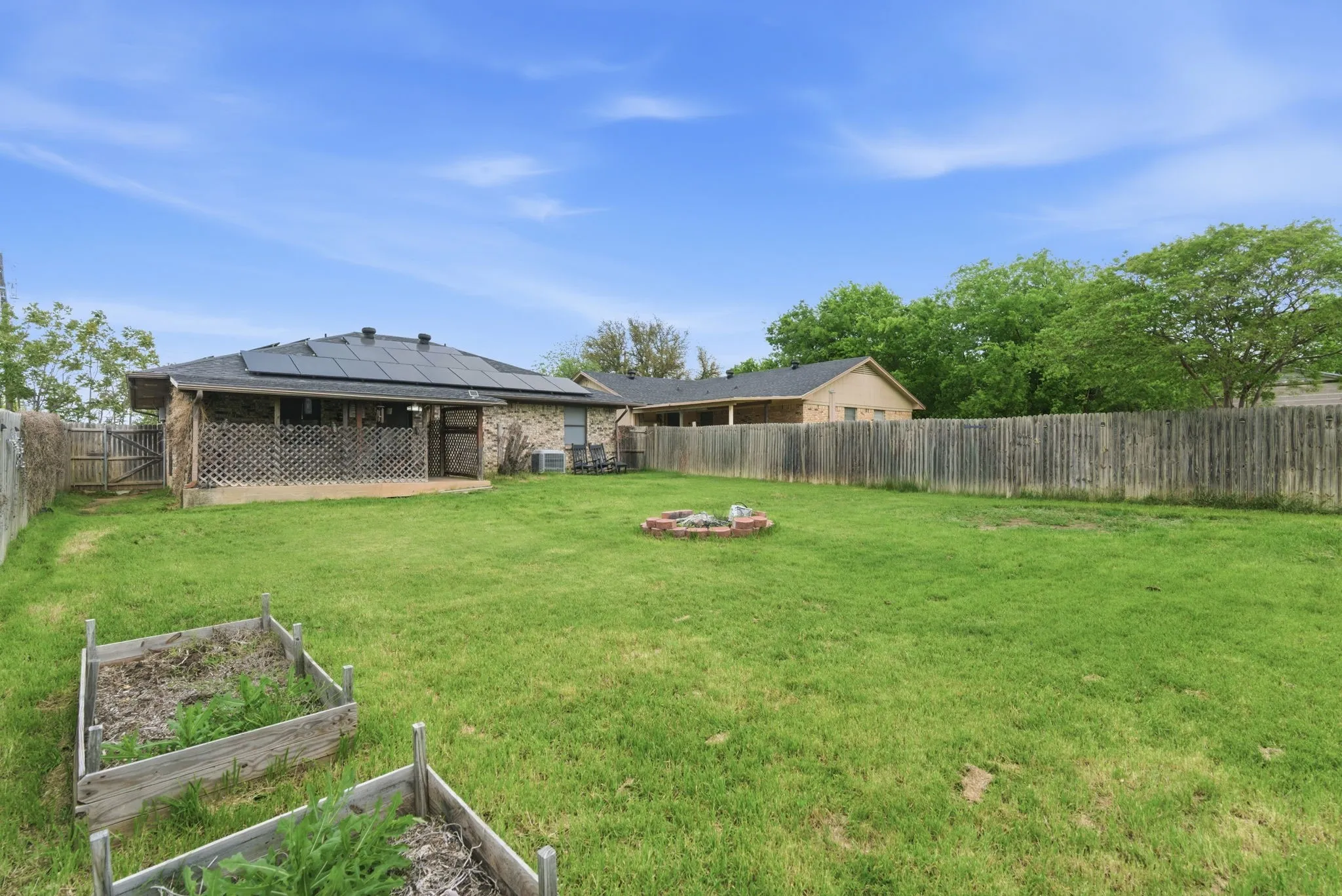 Single Family Residence For Sale in Parker County , 1217 Elmira Street, Weatherford, Texas 76086, 4 Bedroom, 2 Bathroom, Garage spaces, 1,210 Sqft, built in 1979, Preowned, mls#21228863, Real Estate Agent in Weatherford, Homes For Sale in Parker county, Homes For Sale in Weatherford, Realtor in Weatherford Texas, Real Estate Brokerage Independent Realty Texas, Luminita Cordes Realtor