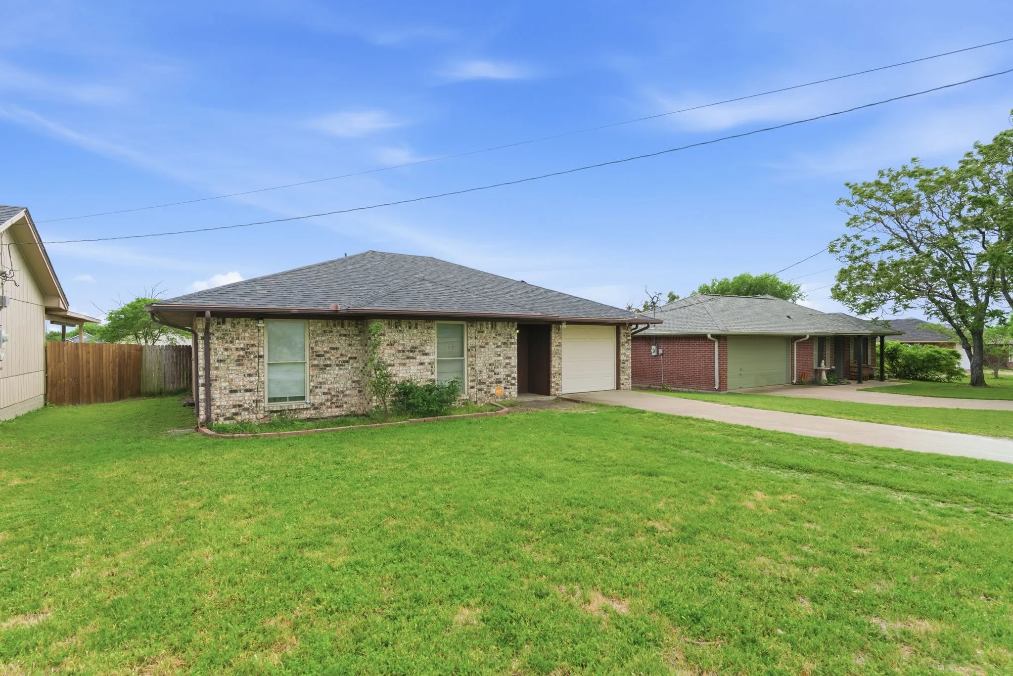 Single Family Residence For Sale in Parker County , 1217 Elmira Street, Weatherford, Texas 76086, 4 Bedroom, 2 Bathroom, Garage spaces, 1,210 Sqft, built in 1979, Preowned, mls#21228863, Real Estate Agent in Weatherford, Homes For Sale in Parker county, Homes For Sale in Weatherford, Realtor in Weatherford Texas, Real Estate Brokerage Independent Realty Texas, Luminita Cordes Realtor