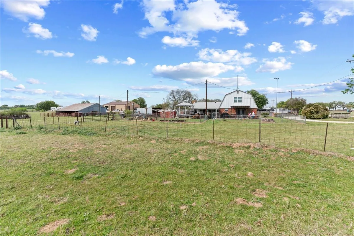 Farm For Sale in Parker County , 806 Dennis Road, Weatherford, Texas 76087, 3 Bedroom, 3 Bathroom, Garage spaces, 2,329 Sqft, built in 1964, Preowned, mls#21229247, Real Estate Agent in Weatherford, Homes For Sale in Parker county, Homes For Sale in Weatherford, Realtor in Weatherford Texas, Real Estate Brokerage Independent Realty Texas, Luminita Cordes Realtor