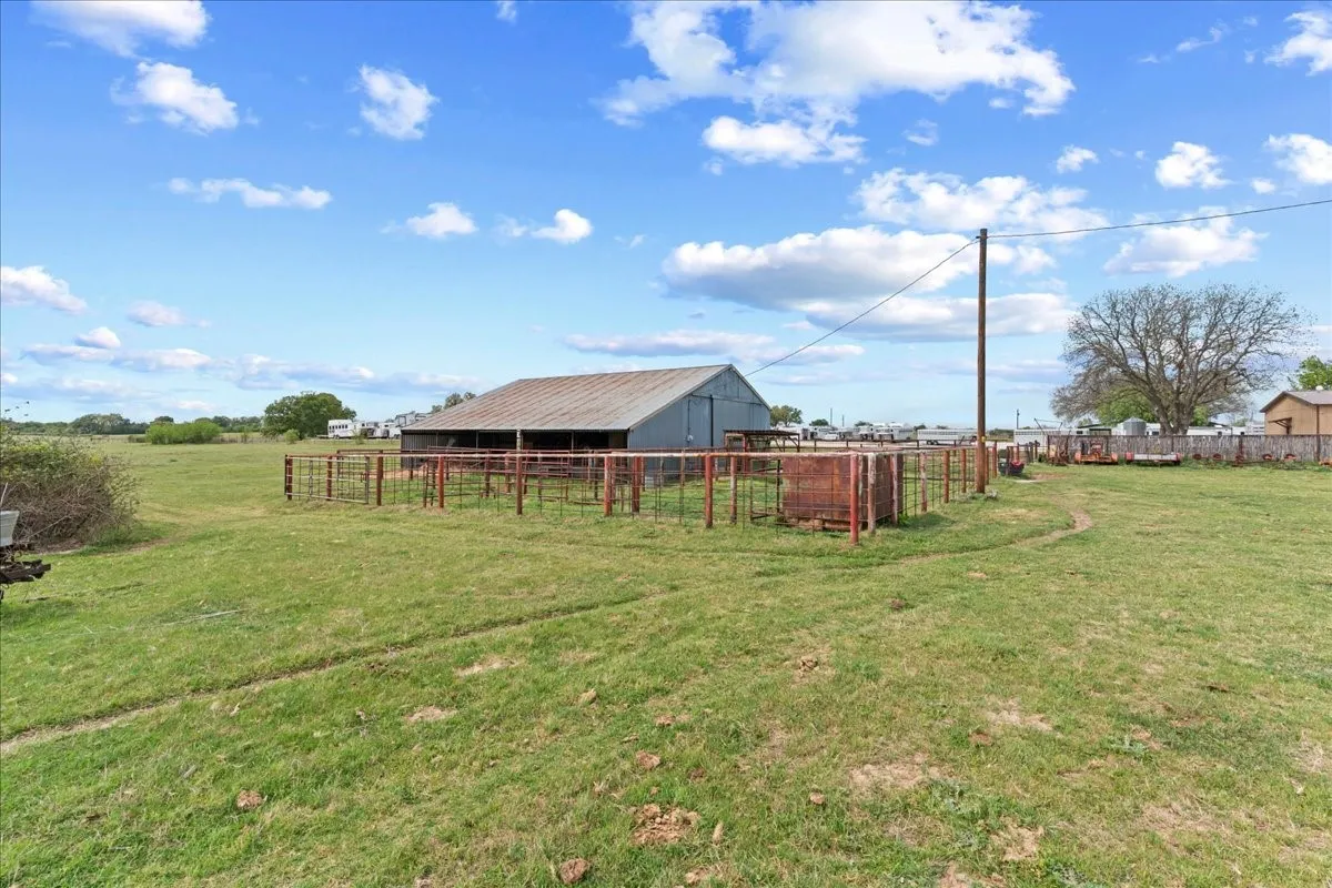 Farm For Sale in Parker County , 806 Dennis Road, Weatherford, Texas 76087, 3 Bedroom, 3 Bathroom, Garage spaces, 2,329 Sqft, built in 1964, Preowned, mls#21229247, Real Estate Agent in Weatherford, Homes For Sale in Parker county, Homes For Sale in Weatherford, Realtor in Weatherford Texas, Real Estate Brokerage Independent Realty Texas, Luminita Cordes Realtor