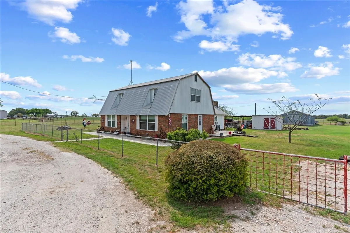 Farm For Sale in Parker County , 806 Dennis Road, Weatherford, Texas 76087, 3 Bedroom, 3 Bathroom, Garage spaces, 2,329 Sqft, built in 1964, Preowned, mls#21229247, Real Estate Agent in Weatherford, Homes For Sale in Parker county, Homes For Sale in Weatherford, Realtor in Weatherford Texas, Real Estate Brokerage Independent Realty Texas, Luminita Cordes Realtor