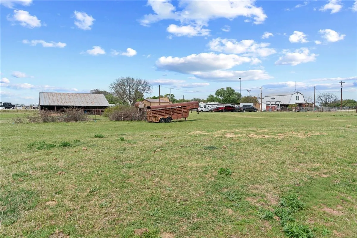 Farm For Sale in Parker County , 806 Dennis Road, Weatherford, Texas 76087, 3 Bedroom, 3 Bathroom, Garage spaces, 2,329 Sqft, built in 1964, Preowned, mls#21229247, Real Estate Agent in Weatherford, Homes For Sale in Parker county, Homes For Sale in Weatherford, Realtor in Weatherford Texas, Real Estate Brokerage Independent Realty Texas, Luminita Cordes Realtor