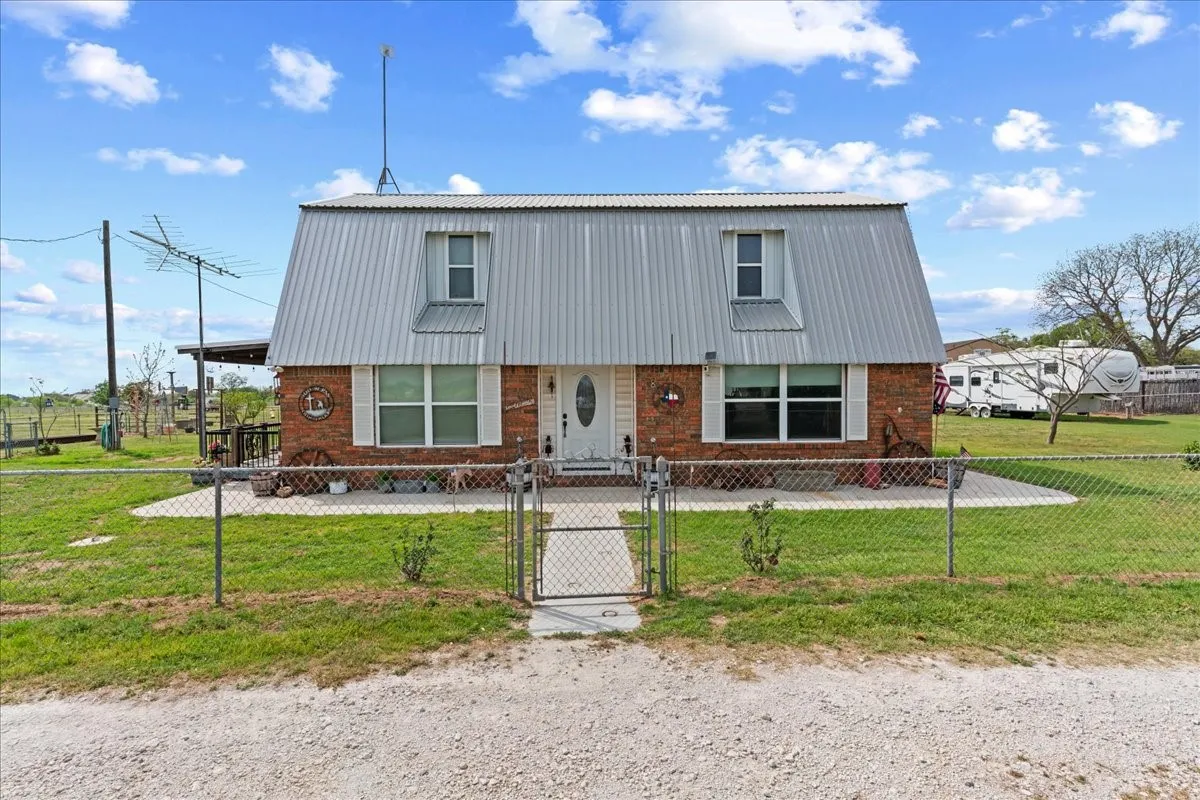 Farm For Sale in Parker County , 806 Dennis Road, Weatherford, Texas 76087, 3 Bedroom, 3 Bathroom, Garage spaces, 2,329 Sqft, built in 1964, Preowned, mls#21229247, Real Estate Agent in Weatherford, Homes For Sale in Parker county, Homes For Sale in Weatherford, Realtor in Weatherford Texas, Real Estate Brokerage Independent Realty Texas, Luminita Cordes Realtor