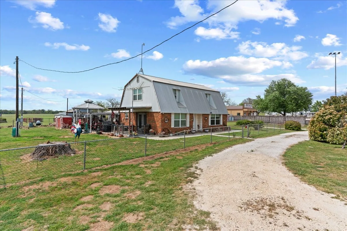 Farm For Sale in Parker County , 806 Dennis Road, Weatherford, Texas 76087, 3 Bedroom, 3 Bathroom, Garage spaces, 2,329 Sqft, built in 1964, Preowned, mls#21229247, Real Estate Agent in Weatherford, Homes For Sale in Parker county, Homes For Sale in Weatherford, Realtor in Weatherford Texas, Real Estate Brokerage Independent Realty Texas, Luminita Cordes Realtor