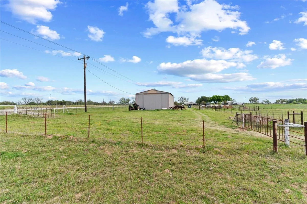 Farm For Sale in Parker County , 806 Dennis Road, Weatherford, Texas 76087, 3 Bedroom, 3 Bathroom, Garage spaces, 2,329 Sqft, built in 1964, Preowned, mls#21229247, Real Estate Agent in Weatherford, Homes For Sale in Parker county, Homes For Sale in Weatherford, Realtor in Weatherford Texas, Real Estate Brokerage Independent Realty Texas, Luminita Cordes Realtor
