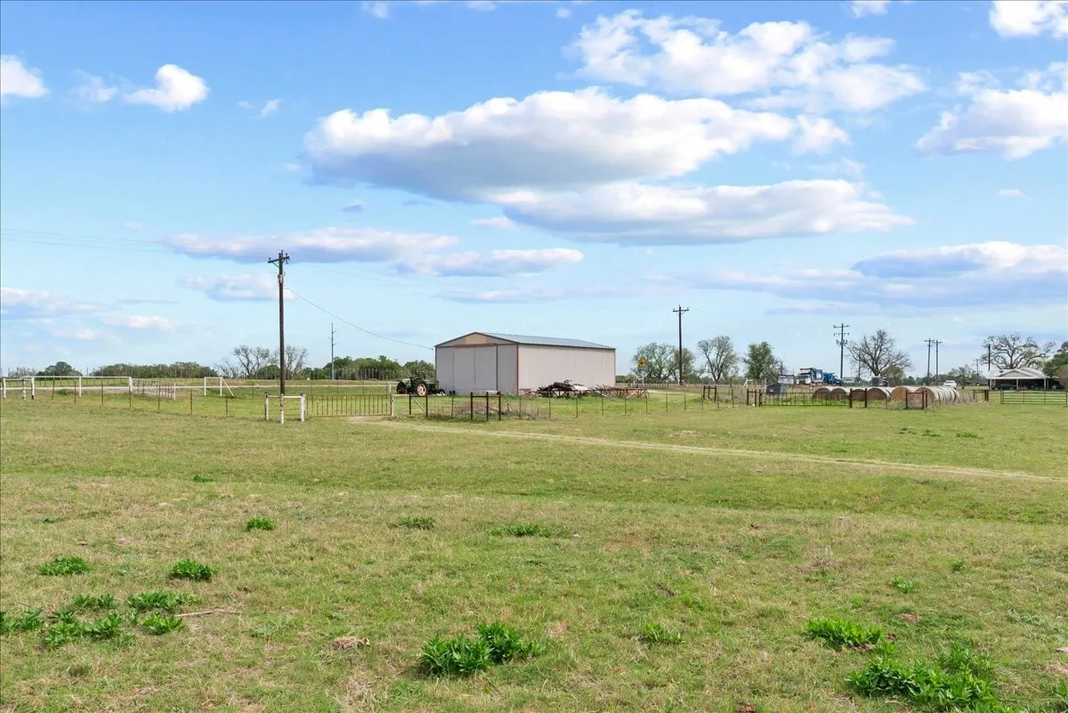 Farm For Sale in Parker County , 806 Dennis Road, Weatherford, Texas 76087, 3 Bedroom, 3 Bathroom, Garage spaces, 2,329 Sqft, built in 1964, Preowned, mls#21229247, Real Estate Agent in Weatherford, Homes For Sale in Parker county, Homes For Sale in Weatherford, Realtor in Weatherford Texas, Real Estate Brokerage Independent Realty Texas, Luminita Cordes Realtor