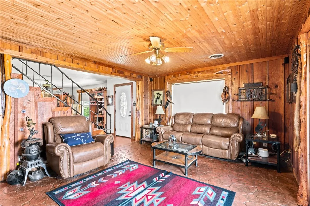 Farm For Sale in Parker County , 806 Dennis Road, Weatherford, Texas 76087, 3 Bedroom, 3 Bathroom, Garage spaces, 2,329 Sqft, built in 1964, Preowned, mls#21229247, Real Estate Agent in Weatherford, Homes For Sale in Parker county, Homes For Sale in Weatherford, Realtor in Weatherford Texas, Real Estate Brokerage Independent Realty Texas, Luminita Cordes Realtor
