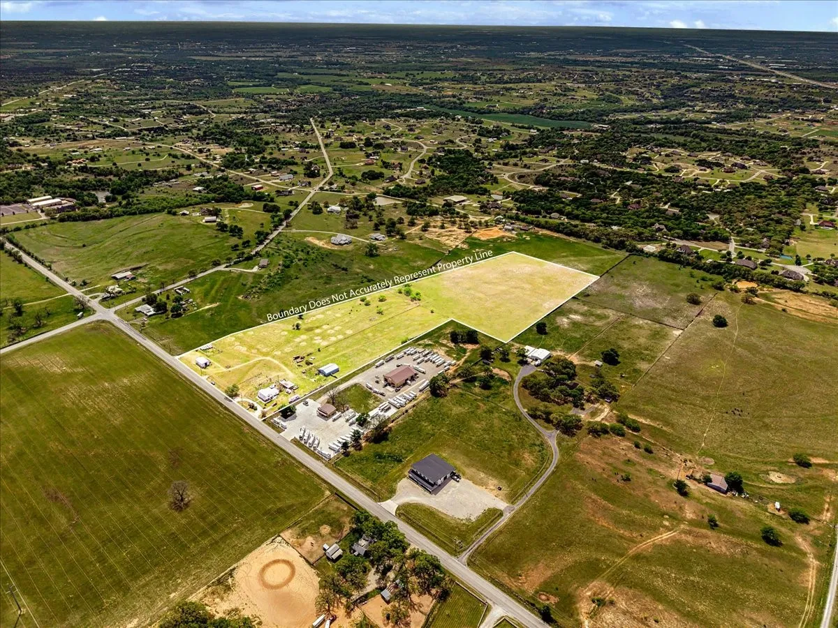 Farm For Sale in Parker County , 806 Dennis Road, Weatherford, Texas 76087, 3 Bedroom, 3 Bathroom, Garage spaces, 2,329 Sqft, built in 1964, Preowned, mls#21229247, Real Estate Agent in Weatherford, Homes For Sale in Parker county, Homes For Sale in Weatherford, Realtor in Weatherford Texas, Real Estate Brokerage Independent Realty Texas, Luminita Cordes Realtor
