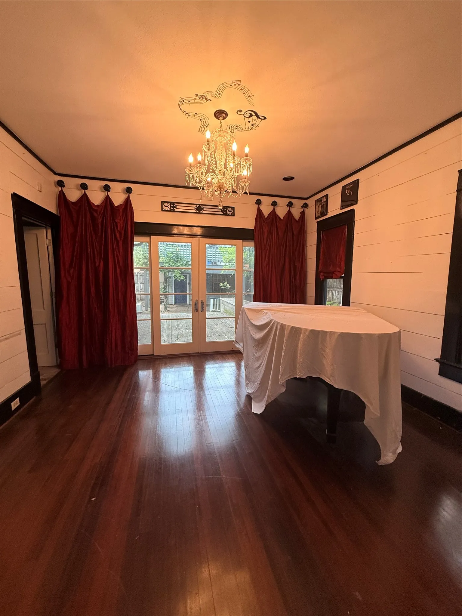 Single Family Residence For Sale in Dallas County , 3918A Bowser Ave, Dallas, Texas 75219, 3 Bedroom, 3 Bathroom, 2 Garage spaces, 2,460 Sqft, built in 1936, mls#21229325, Real Estate Agent in Dallas, Homes For Sale in Dallas county, Homes For Sale in Dallas, Realtor in Dallas Texas, Real Estate Brokerage Independent Realty Texas, Luminita Cordes Realtor