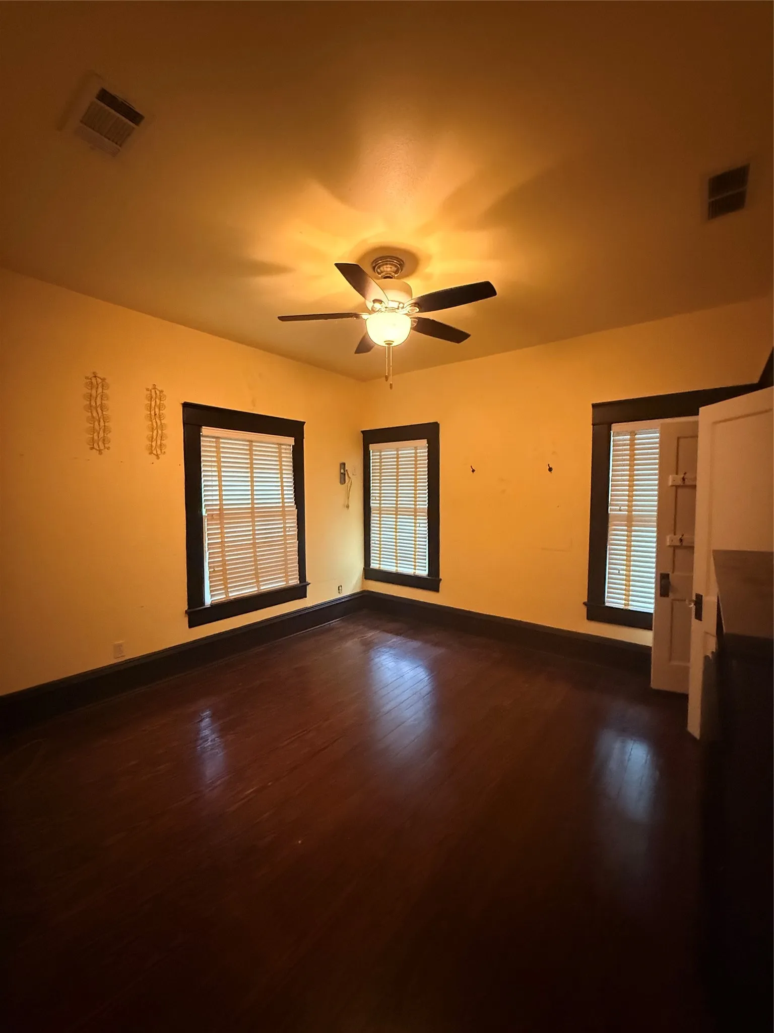 Single Family Residence For Sale in Dallas County , 3918A Bowser Ave, Dallas, Texas 75219, 3 Bedroom, 3 Bathroom, 2 Garage spaces, 2,460 Sqft, built in 1936, mls#21229325, Real Estate Agent in Dallas, Homes For Sale in Dallas county, Homes For Sale in Dallas, Realtor in Dallas Texas, Real Estate Brokerage Independent Realty Texas, Luminita Cordes Realtor