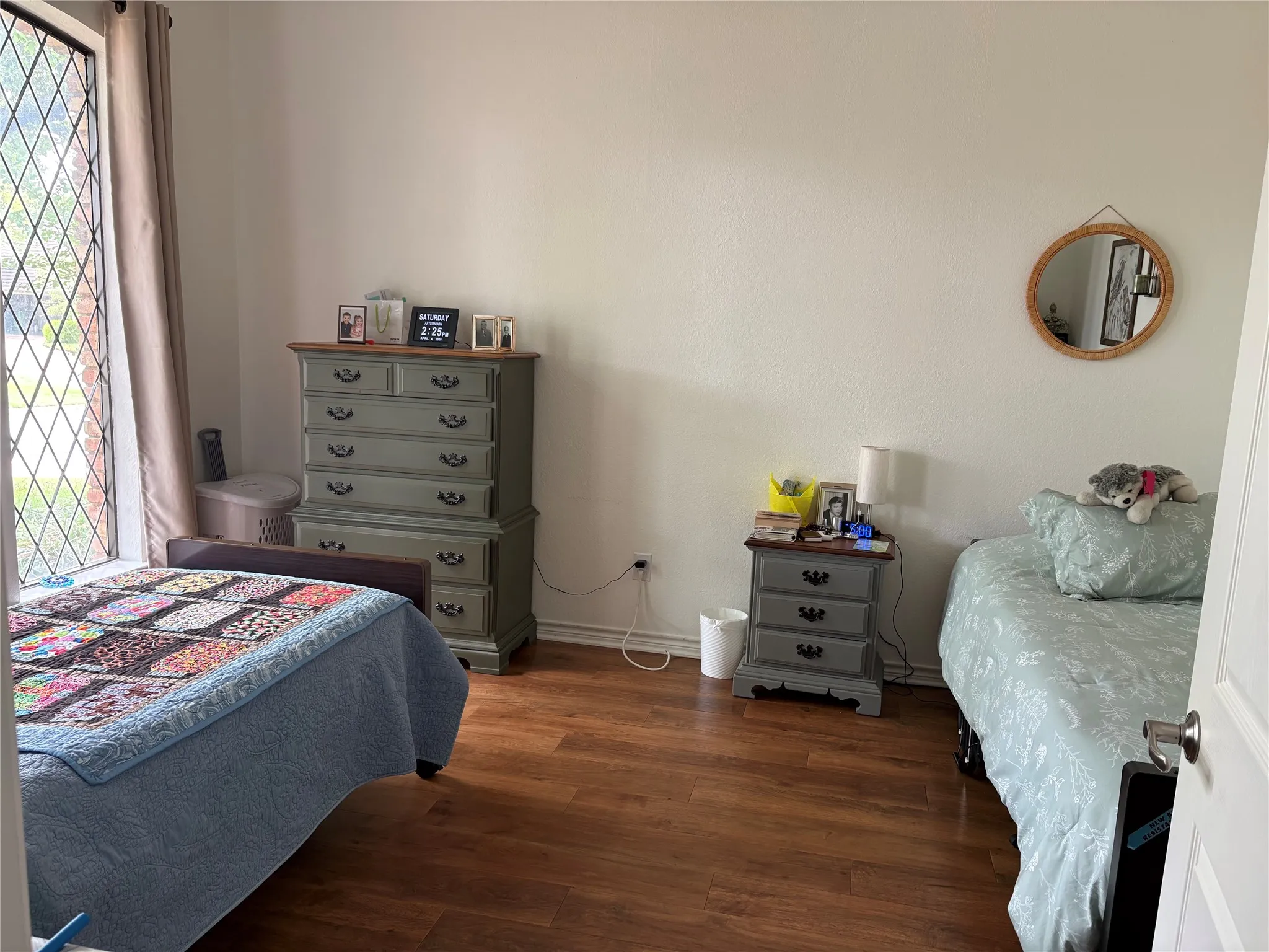 Front room with 2 residents