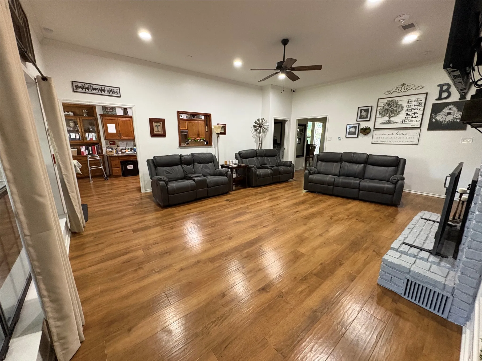 Business For Sale in Tarrant County , 715 Buttermilk Drive, Arlington, Texas 76006, 0, 0, Garage spaces, 2,665 Sqft, built in 1979, Preowned, mls#21228437, Real Estate Agent in Arlington, Homes For Sale in Tarrant county, Homes For Sale in Arlington, Realtor in Arlington Texas, Real Estate Brokerage Independent Realty Texas, Luminita Cordes Realtor