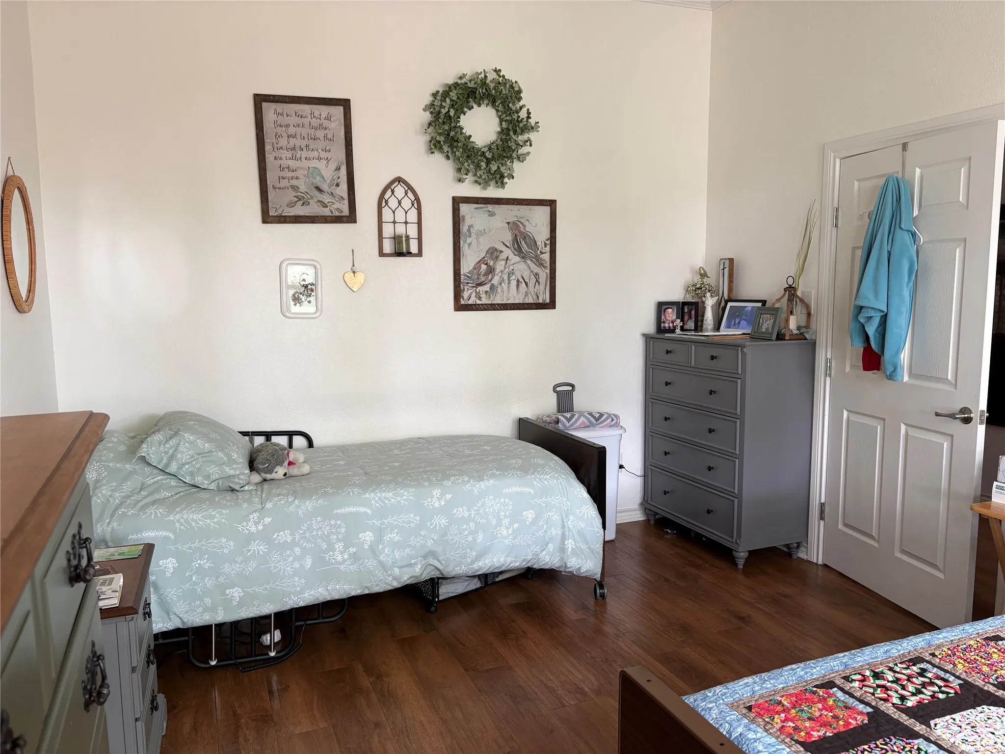 Front room with 2 residents