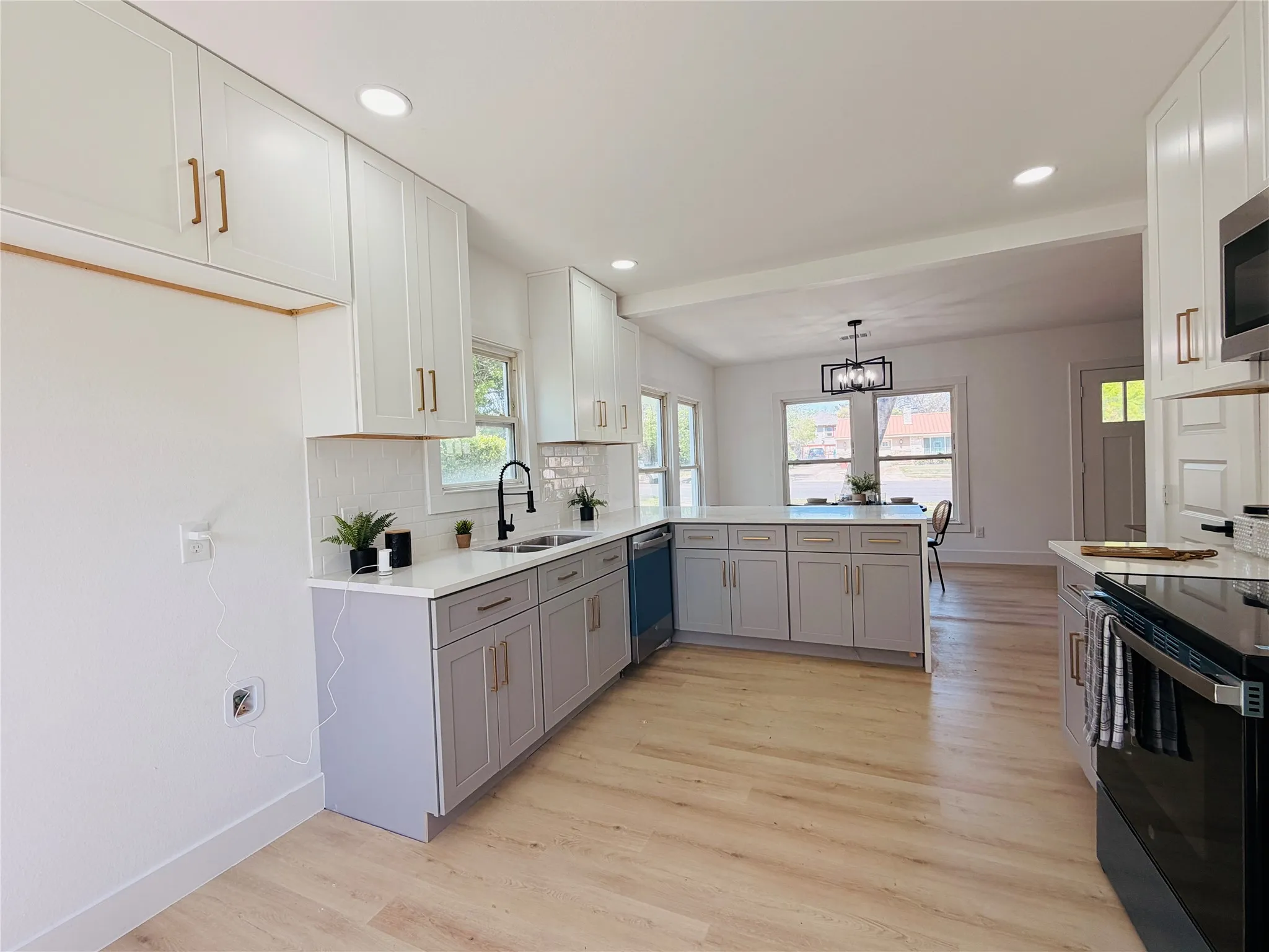 Single Family Residence For Sale in Tarrant County , 3020 Yucca Avenue, Fort Worth, Texas 76111, 3 Bedroom, 3 Bathroom, 2 Garage spaces, 2,457 Sqft, built in 1933, mls#21225869, Real Estate Agent in Fort Worth, Homes For Sale in Tarrant county, Homes For Sale in Fort Worth, Realtor in Fort Worth Texas, Real Estate Brokerage Independent Realty Texas, Luminita Cordes Realtor