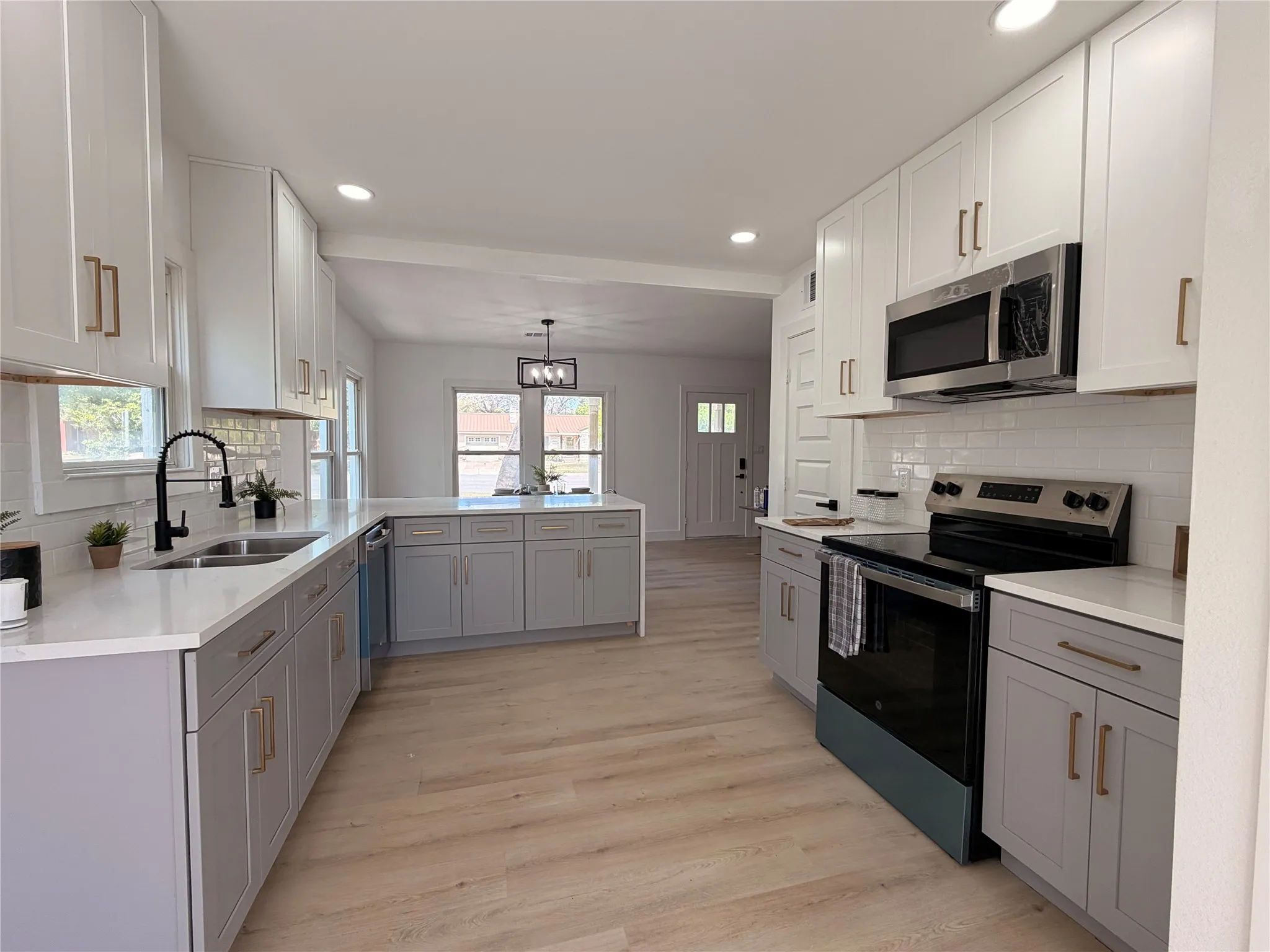 Single Family Residence For Sale in Tarrant County , 3020 Yucca Avenue, Fort Worth, Texas 76111, 3 Bedroom, 3 Bathroom, 2 Garage spaces, 2,457 Sqft, built in 1933, mls#21225869, Real Estate Agent in Fort Worth, Homes For Sale in Tarrant county, Homes For Sale in Fort Worth, Realtor in Fort Worth Texas, Real Estate Brokerage Independent Realty Texas, Luminita Cordes Realtor