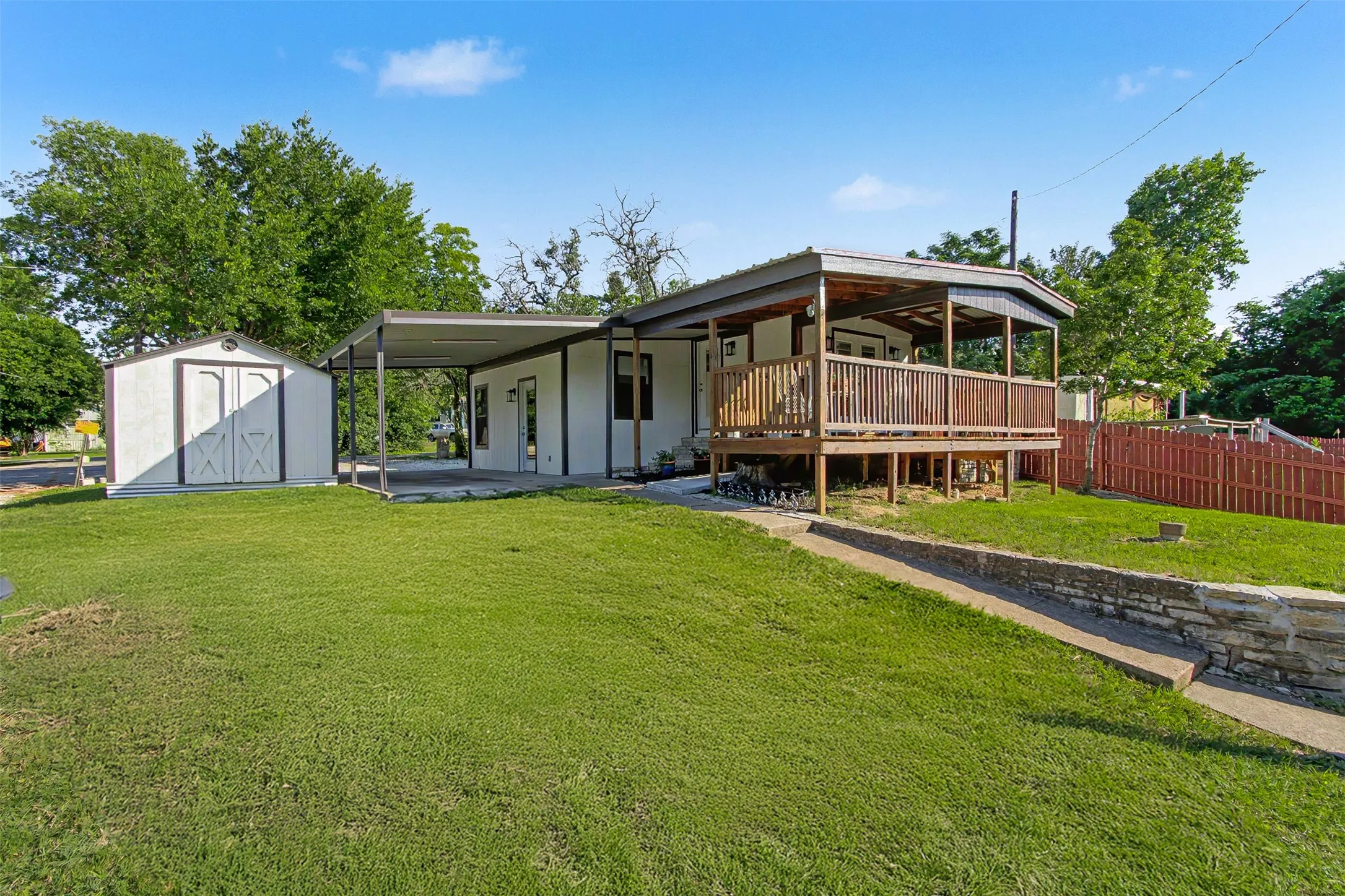 Mobile Home For Sale in Hood County , 3819 Horseshoe Trail, Granbury, Texas 76048, 4 Bedroom, 3 Bathroom, Garage spaces, 1,510 Sqft, built in 1984, Preowned, mls#21229399, Real Estate Agent in Granbury, Homes For Sale in Hood county, Homes For Sale in Granbury, Realtor in Granbury Texas, Real Estate Brokerage Independent Realty Texas, Luminita Cordes Realtor