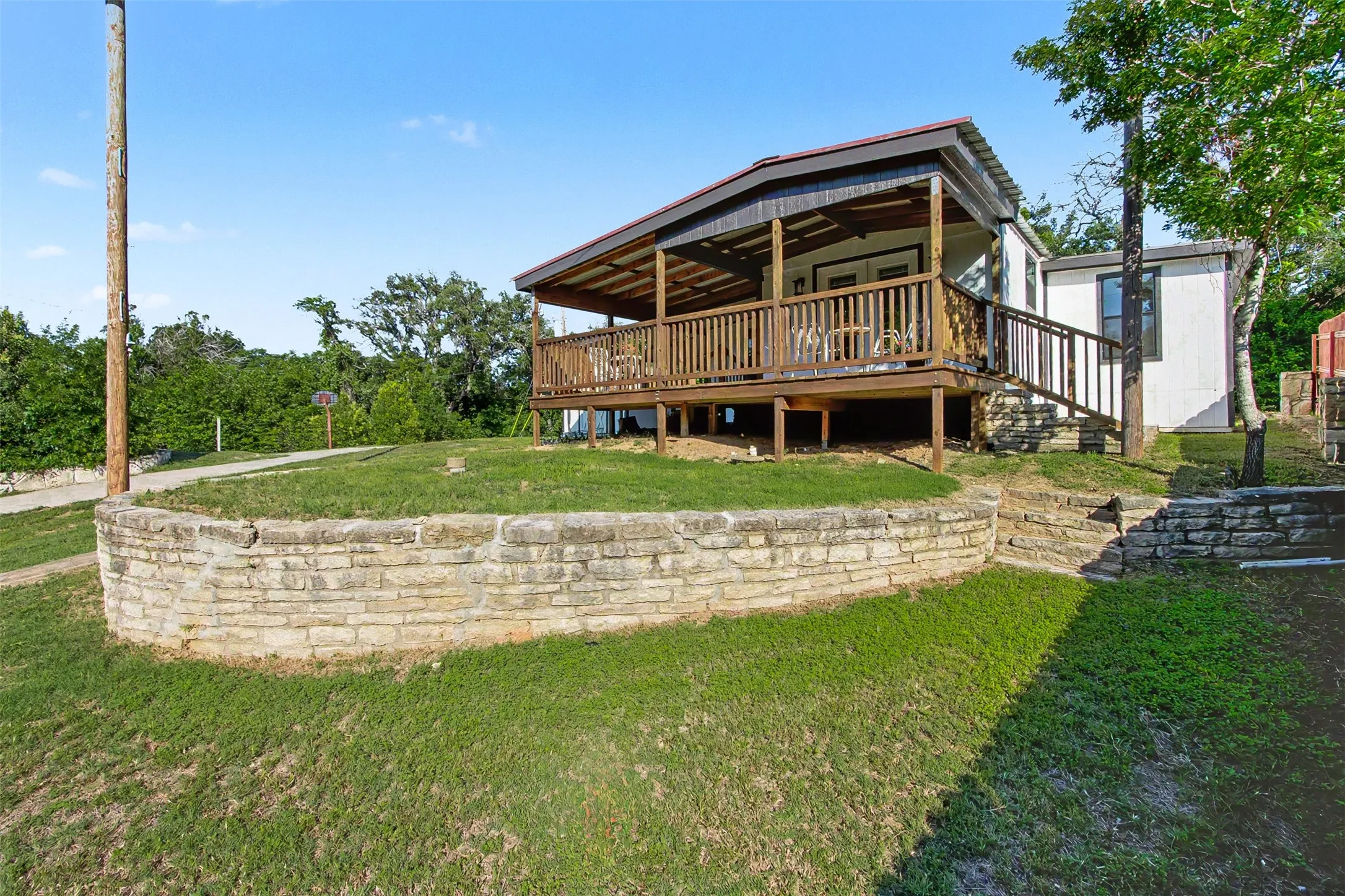 Mobile Home For Sale in Hood County , 3819 Horseshoe Trail, Granbury, Texas 76048, 4 Bedroom, 3 Bathroom, Garage spaces, 1,510 Sqft, built in 1984, Preowned, mls#21229399, Real Estate Agent in Granbury, Homes For Sale in Hood county, Homes For Sale in Granbury, Realtor in Granbury Texas, Real Estate Brokerage Independent Realty Texas, Luminita Cordes Realtor