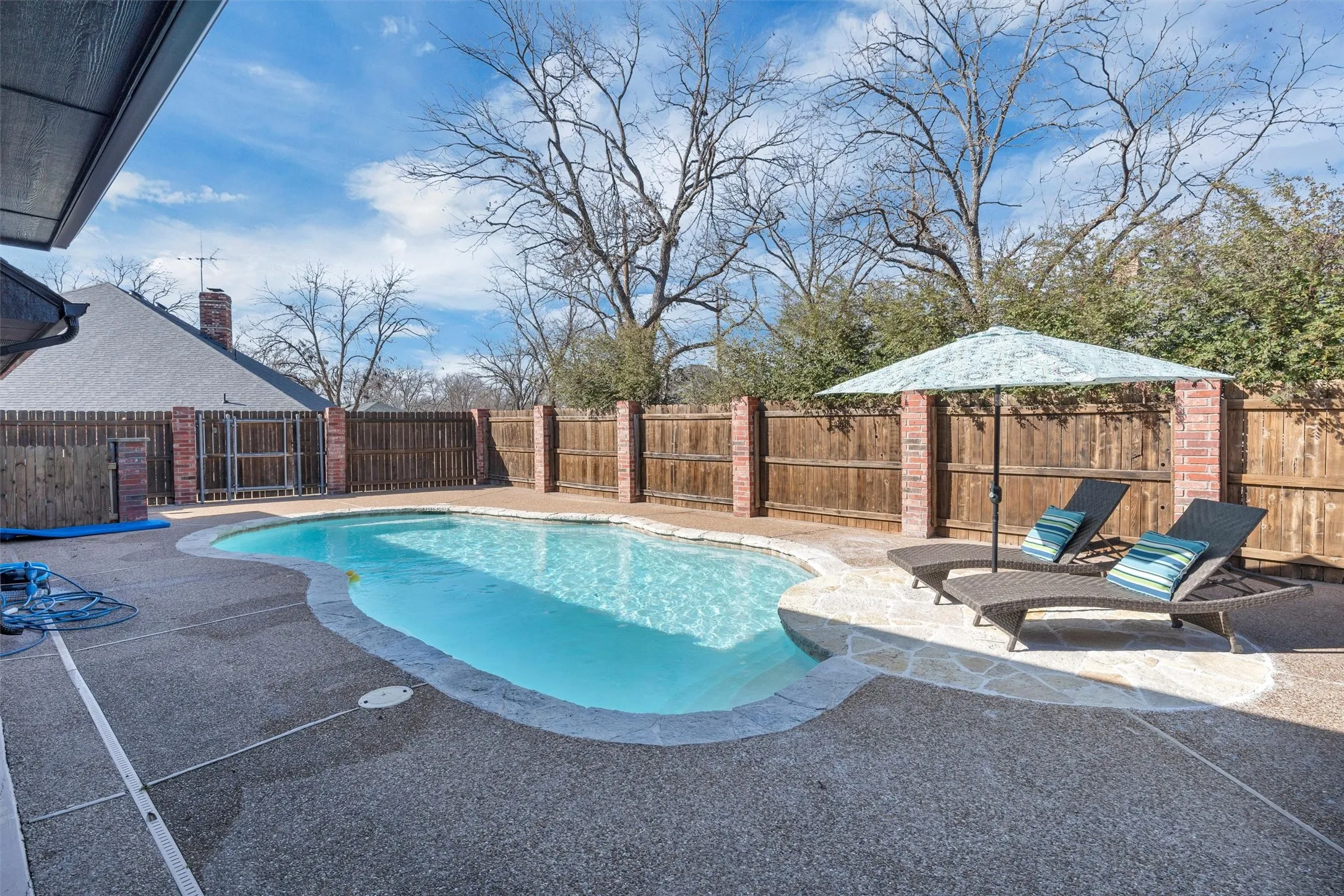 Single Family Residence For Sale in Hood County , 9219 Hanging Moss Drive, Granbury, Texas 76049, 3 Bedroom, 3 Bathroom, 2 Garage spaces, 2,346 Sqft, built in 1994, mls#21219010, Real Estate Agent in Granbury, Homes For Sale in Hood county, Homes For Sale in Granbury, Realtor in Granbury Texas, Real Estate Brokerage Independent Realty Texas, Luminita Cordes Realtor
