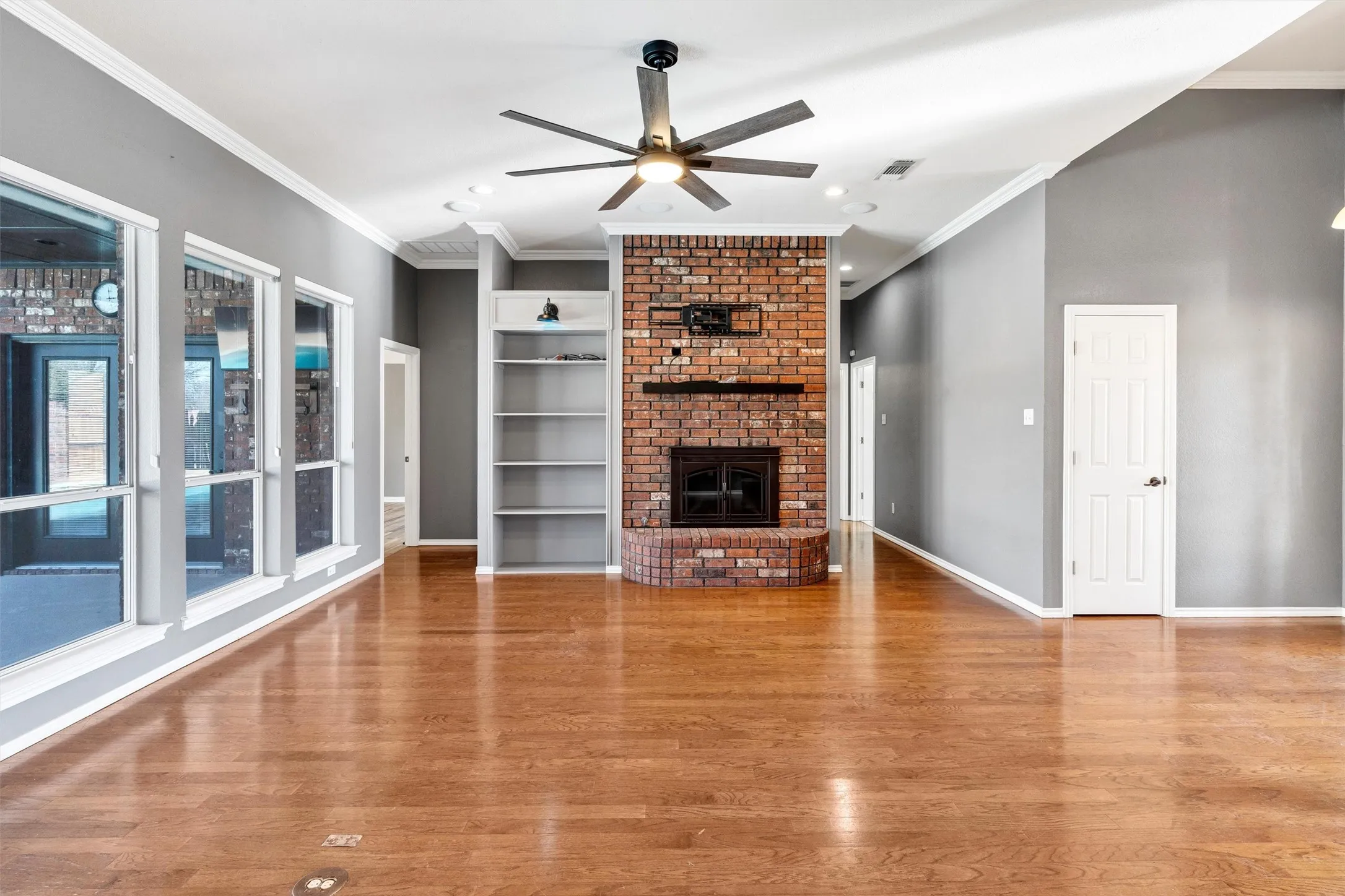 Single Family Residence For Sale in Hood County , 9219 Hanging Moss Drive, Granbury, Texas 76049, 3 Bedroom, 3 Bathroom, 2 Garage spaces, 2,346 Sqft, built in 1994, mls#21219010, Real Estate Agent in Granbury, Homes For Sale in Hood county, Homes For Sale in Granbury, Realtor in Granbury Texas, Real Estate Brokerage Independent Realty Texas, Luminita Cordes Realtor