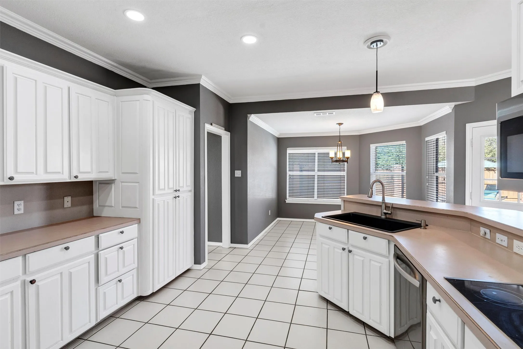 Single Family Residence For Sale in Hood County , 9219 Hanging Moss Drive, Granbury, Texas 76049, 3 Bedroom, 3 Bathroom, 2 Garage spaces, 2,346 Sqft, built in 1994, mls#21219010, Real Estate Agent in Granbury, Homes For Sale in Hood county, Homes For Sale in Granbury, Realtor in Granbury Texas, Real Estate Brokerage Independent Realty Texas, Luminita Cordes Realtor
