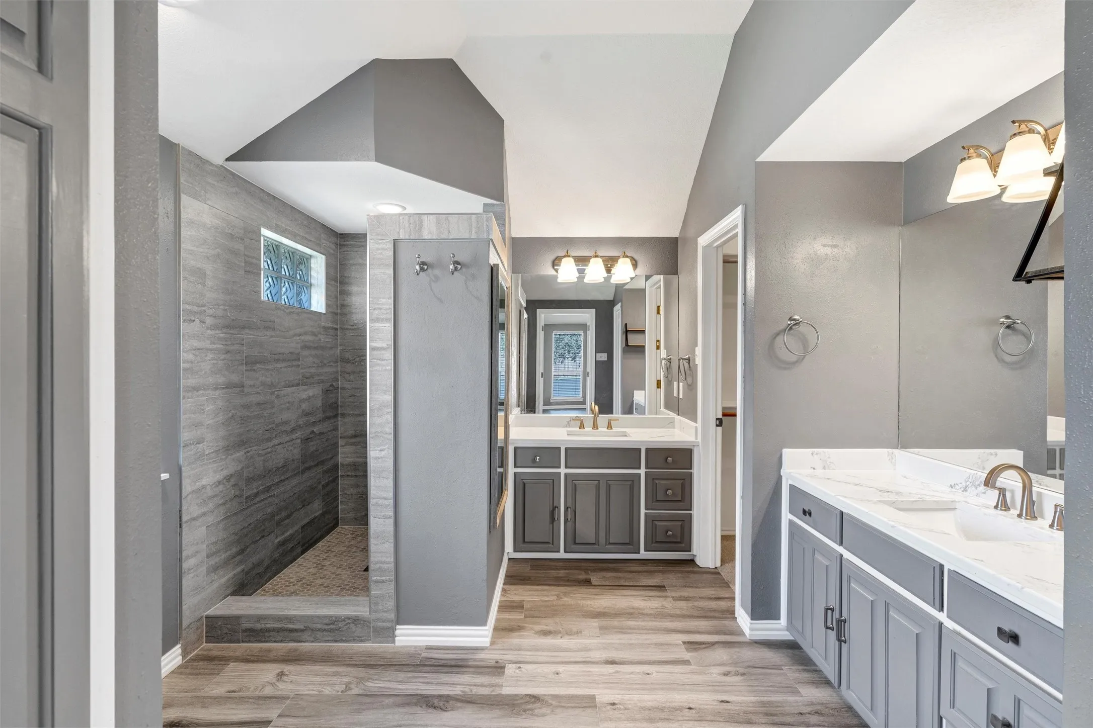 Single Family Residence For Sale in Hood County , 9219 Hanging Moss Drive, Granbury, Texas 76049, 3 Bedroom, 3 Bathroom, 2 Garage spaces, 2,346 Sqft, built in 1994, mls#21219010, Real Estate Agent in Granbury, Homes For Sale in Hood county, Homes For Sale in Granbury, Realtor in Granbury Texas, Real Estate Brokerage Independent Realty Texas, Luminita Cordes Realtor