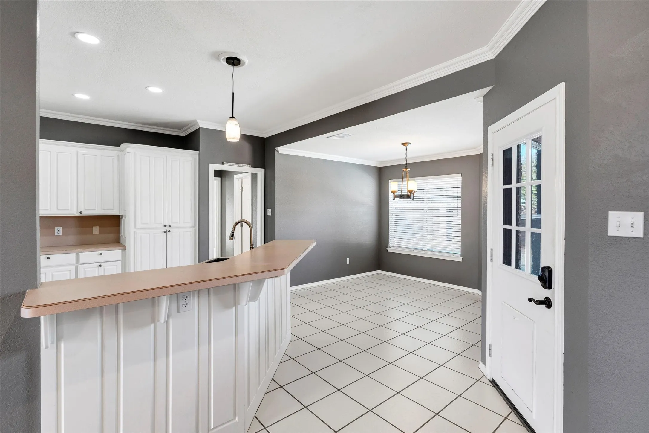 Single Family Residence For Sale in Hood County , 9219 Hanging Moss Drive, Granbury, Texas 76049, 3 Bedroom, 3 Bathroom, 2 Garage spaces, 2,346 Sqft, built in 1994, mls#21219010, Real Estate Agent in Granbury, Homes For Sale in Hood county, Homes For Sale in Granbury, Realtor in Granbury Texas, Real Estate Brokerage Independent Realty Texas, Luminita Cordes Realtor