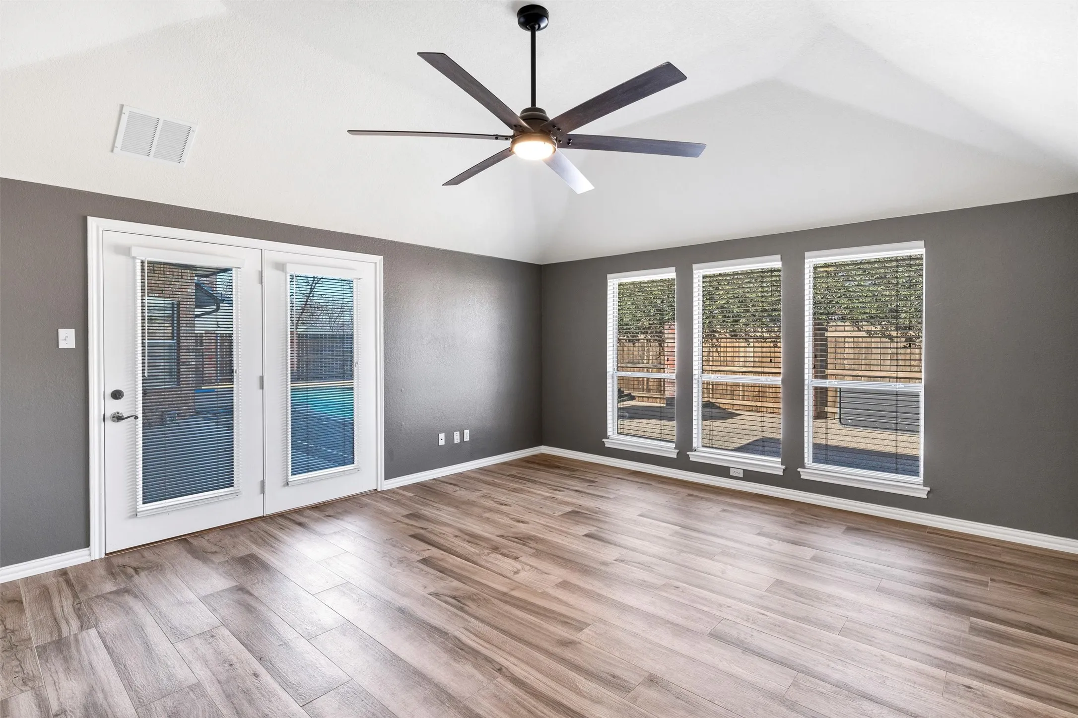 Single Family Residence For Sale in Hood County , 9219 Hanging Moss Drive, Granbury, Texas 76049, 3 Bedroom, 3 Bathroom, 2 Garage spaces, 2,346 Sqft, built in 1994, mls#21219010, Real Estate Agent in Granbury, Homes For Sale in Hood county, Homes For Sale in Granbury, Realtor in Granbury Texas, Real Estate Brokerage Independent Realty Texas, Luminita Cordes Realtor