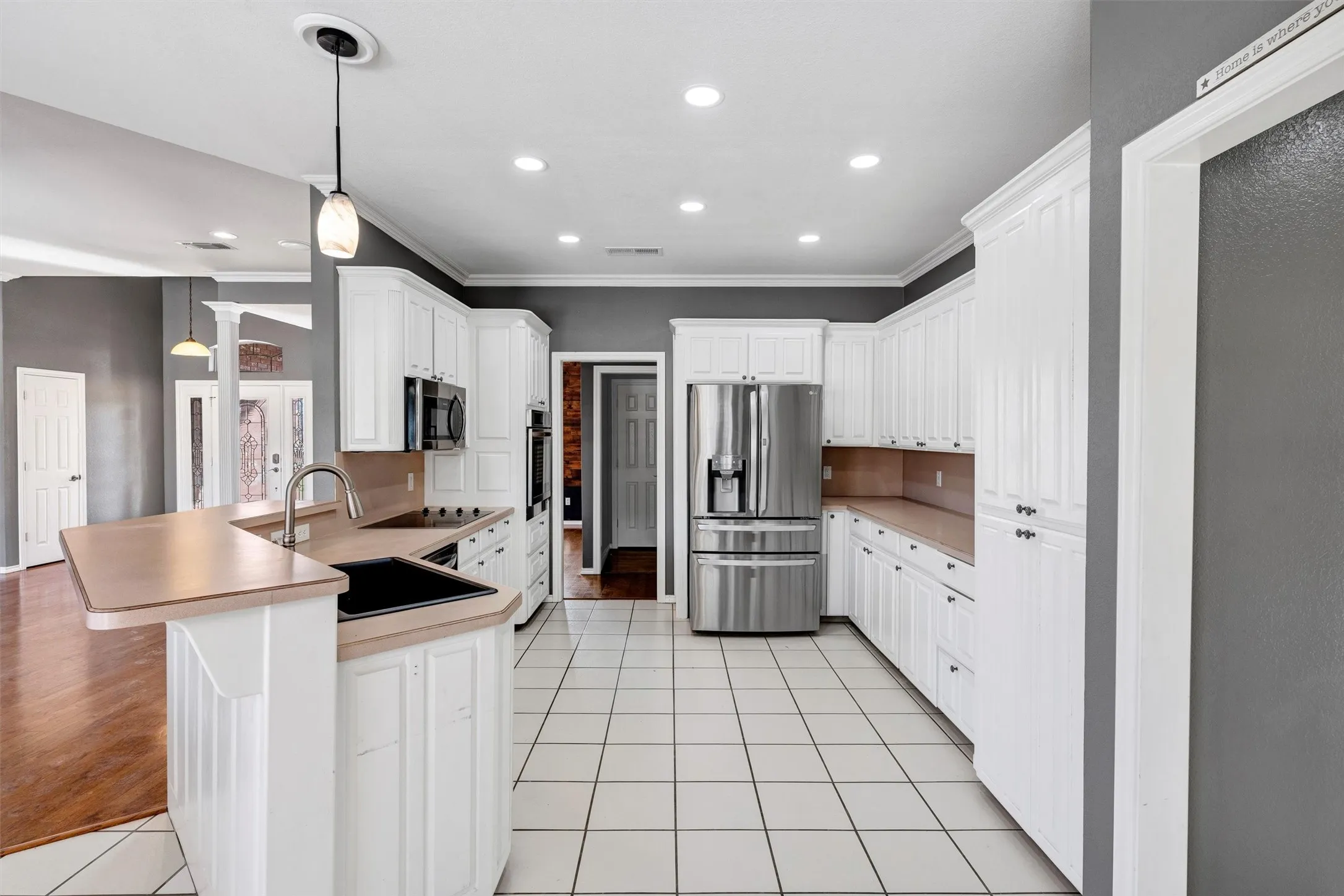 Single Family Residence For Sale in Hood County , 9219 Hanging Moss Drive, Granbury, Texas 76049, 3 Bedroom, 3 Bathroom, 2 Garage spaces, 2,346 Sqft, built in 1994, mls#21219010, Real Estate Agent in Granbury, Homes For Sale in Hood county, Homes For Sale in Granbury, Realtor in Granbury Texas, Real Estate Brokerage Independent Realty Texas, Luminita Cordes Realtor