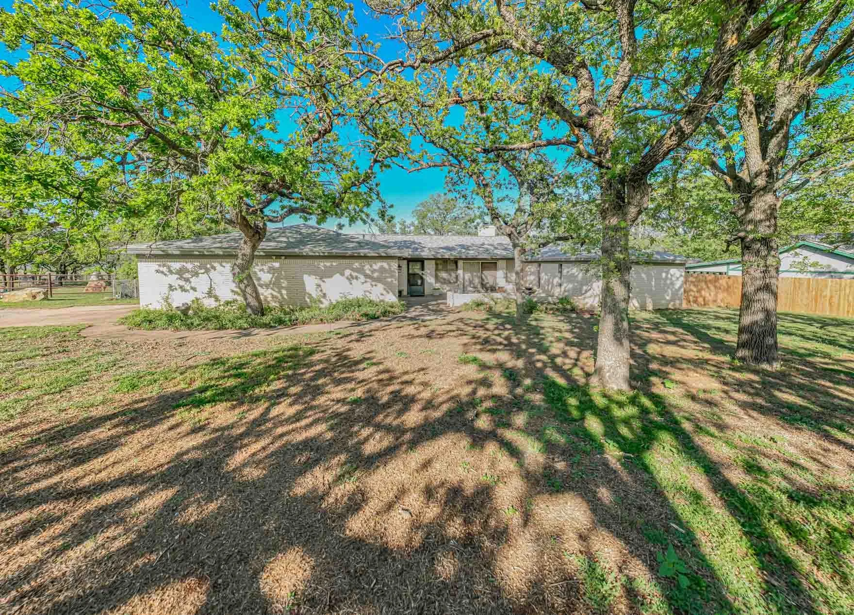 Single Family Residence For Sale in Stephens County , 10325 County Road 197, Breckenridge, Texas 76424, 3 Bedroom, 3 Bathroom, 2 Garage spaces, 1,688 Sqft, built in 1972, mls#21229575, Real Estate Agent in Breckenridge, Homes For Sale in Stephens county, Homes For Sale in Breckenridge, Realtor in Breckenridge Texas, Real Estate Brokerage Independent Realty Texas, Luminita Cordes Realtor