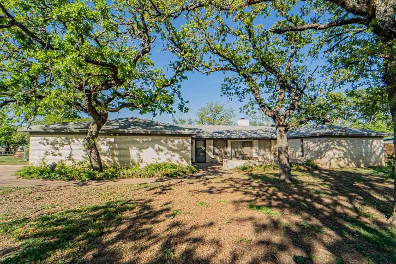 Single Family Residence For Sale in Stephens County , 10325 County Road 197, Breckenridge, Texas 76424, 3 Bedroom, 3 Bathroom, 2 Garage spaces, 1,688 Sqft, built in 1972, mls#21229575, Real Estate Agent in Breckenridge, Homes For Sale in Stephens county, Homes For Sale in Breckenridge, Realtor in Breckenridge Texas, Real Estate Brokerage Independent Realty Texas, Luminita Cordes Realtor