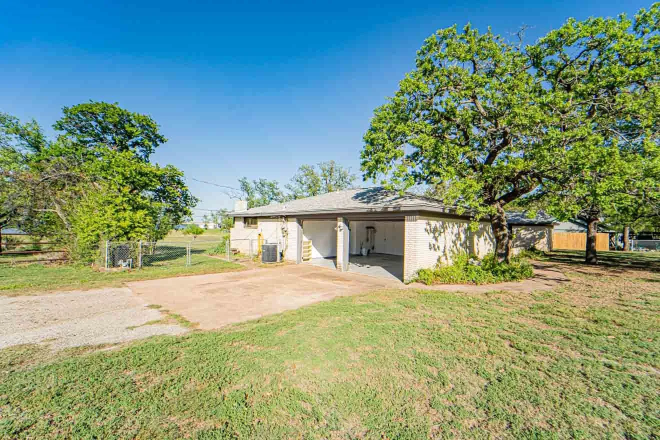 Single Family Residence For Sale in Stephens County , 10325 County Road 197, Breckenridge, Texas 76424, 3 Bedroom, 3 Bathroom, 2 Garage spaces, 1,688 Sqft, built in 1972, mls#21229575, Real Estate Agent in Breckenridge, Homes For Sale in Stephens county, Homes For Sale in Breckenridge, Realtor in Breckenridge Texas, Real Estate Brokerage Independent Realty Texas, Luminita Cordes Realtor