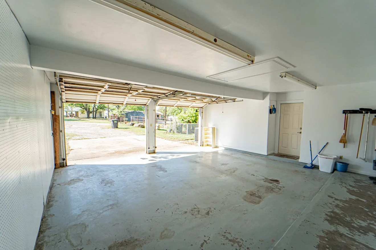 Single Family Residence For Sale in Stephens County , 10325 County Road 197, Breckenridge, Texas 76424, 3 Bedroom, 3 Bathroom, 2 Garage spaces, 1,688 Sqft, built in 1972, mls#21229575, Real Estate Agent in Breckenridge, Homes For Sale in Stephens county, Homes For Sale in Breckenridge, Realtor in Breckenridge Texas, Real Estate Brokerage Independent Realty Texas, Luminita Cordes Realtor