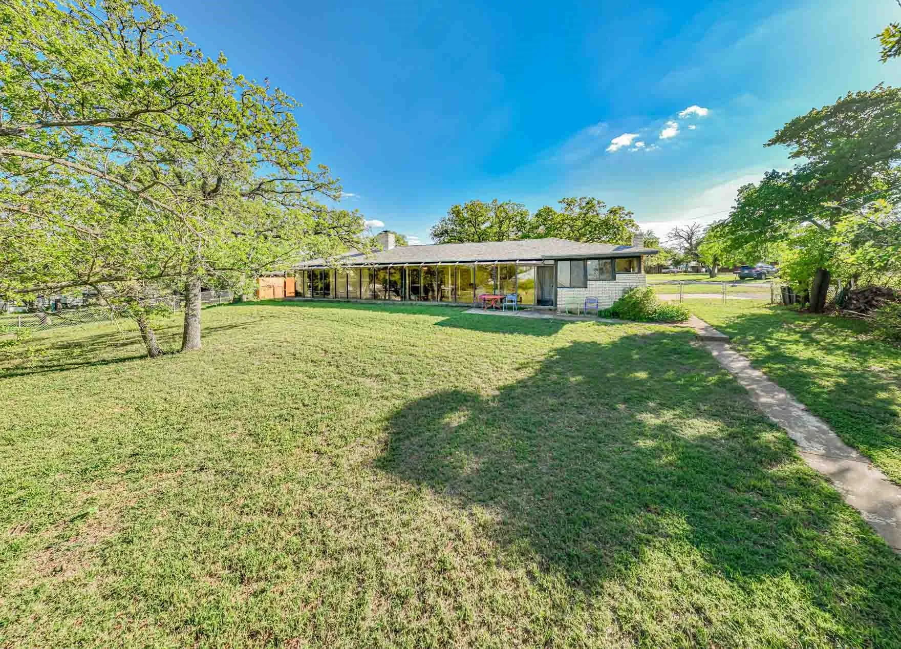 Single Family Residence For Sale in Stephens County , 10325 County Road 197, Breckenridge, Texas 76424, 3 Bedroom, 3 Bathroom, 2 Garage spaces, 1,688 Sqft, built in 1972, mls#21229575, Real Estate Agent in Breckenridge, Homes For Sale in Stephens county, Homes For Sale in Breckenridge, Realtor in Breckenridge Texas, Real Estate Brokerage Independent Realty Texas, Luminita Cordes Realtor