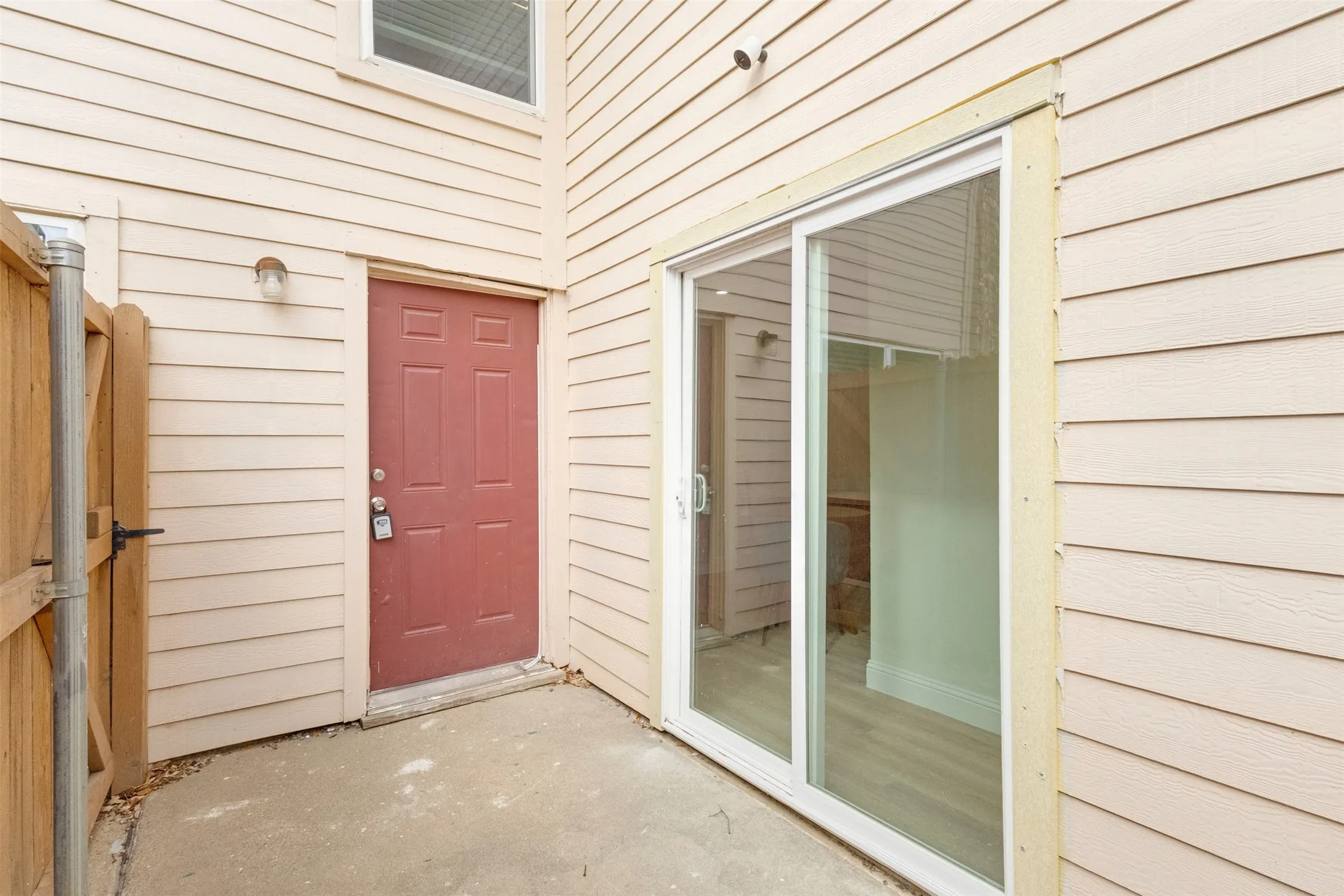 FRONT ENTRY AND PORCH WITH SLIDING DOOR