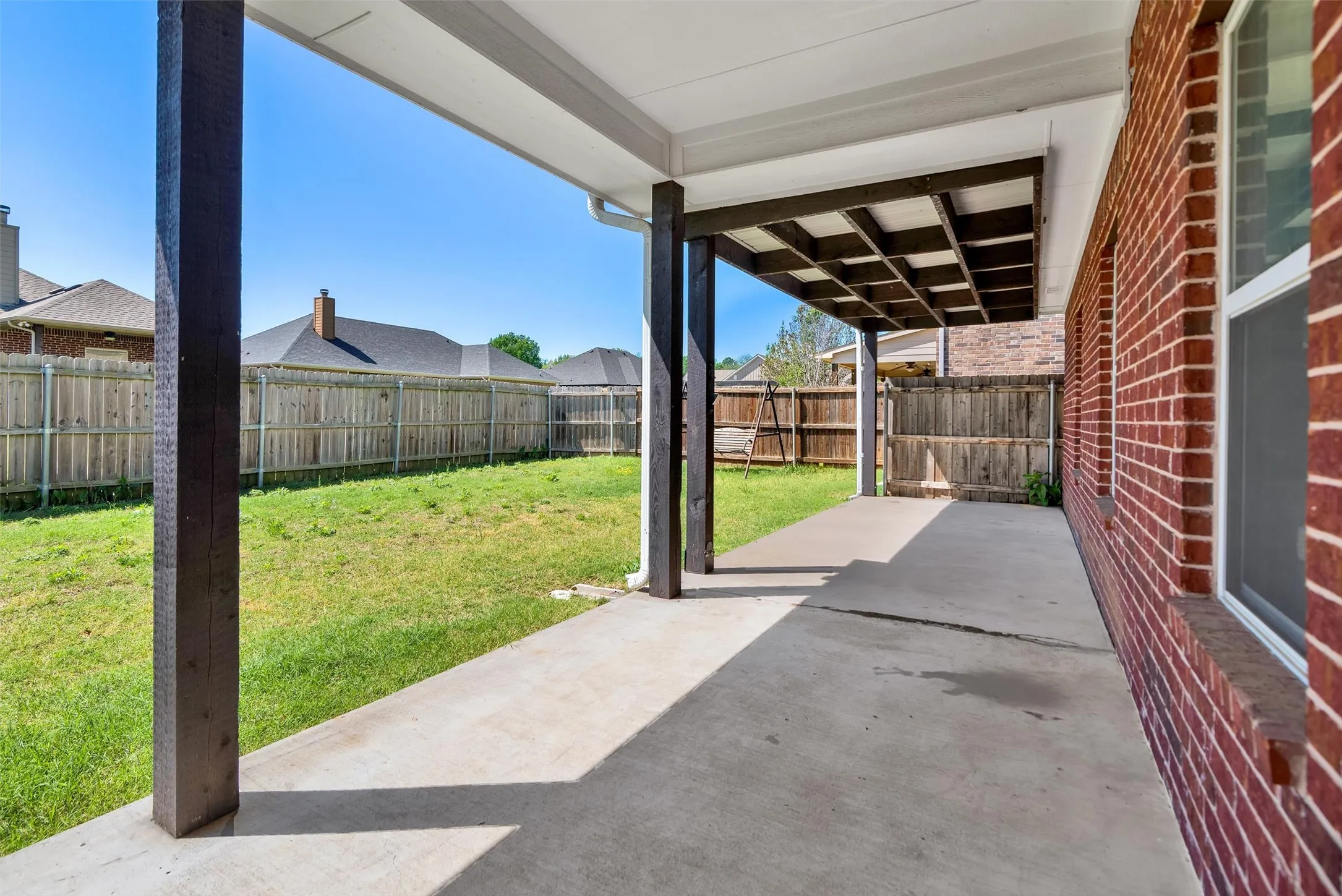 Single Family Residence For Sale in Grayson County , 105 Ashlyn Court, Whitesboro, Texas 76273, 3 Bedroom, 2 Bathroom, 2 Garage spaces, 1,638 Sqft, built in 2016, Preowned, mls#21228629, Real Estate Agent in Whitesboro, Homes For Sale in Grayson county, Homes For Sale in Whitesboro, Realtor in Whitesboro Texas, Real Estate Brokerage Independent Realty Texas, Luminita Cordes Realtor