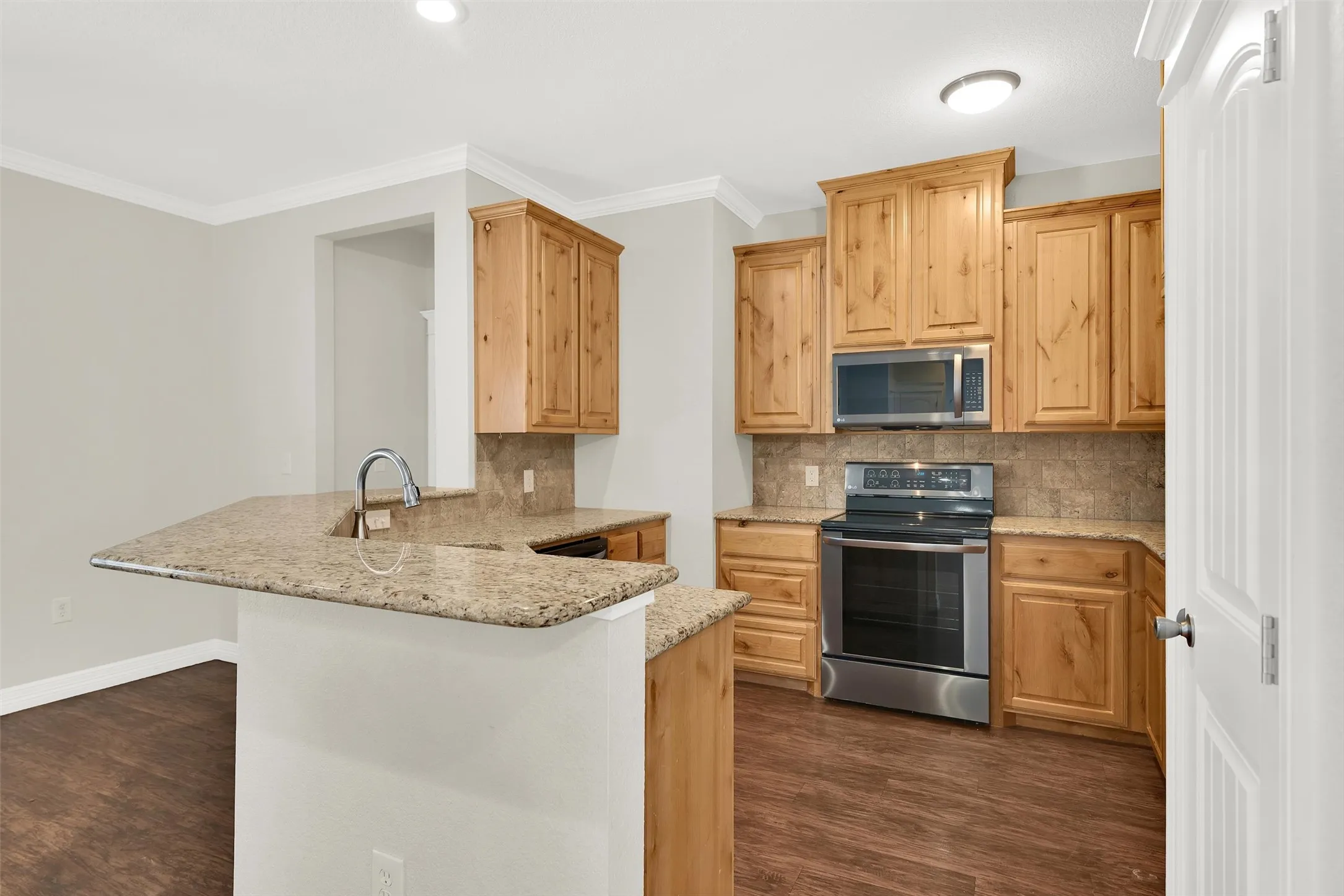 Single Family Residence For Sale in Grayson County , 105 Ashlyn Court, Whitesboro, Texas 76273, 3 Bedroom, 2 Bathroom, 2 Garage spaces, 1,638 Sqft, built in 2016, Preowned, mls#21228629, Real Estate Agent in Whitesboro, Homes For Sale in Grayson county, Homes For Sale in Whitesboro, Realtor in Whitesboro Texas, Real Estate Brokerage Independent Realty Texas, Luminita Cordes Realtor
