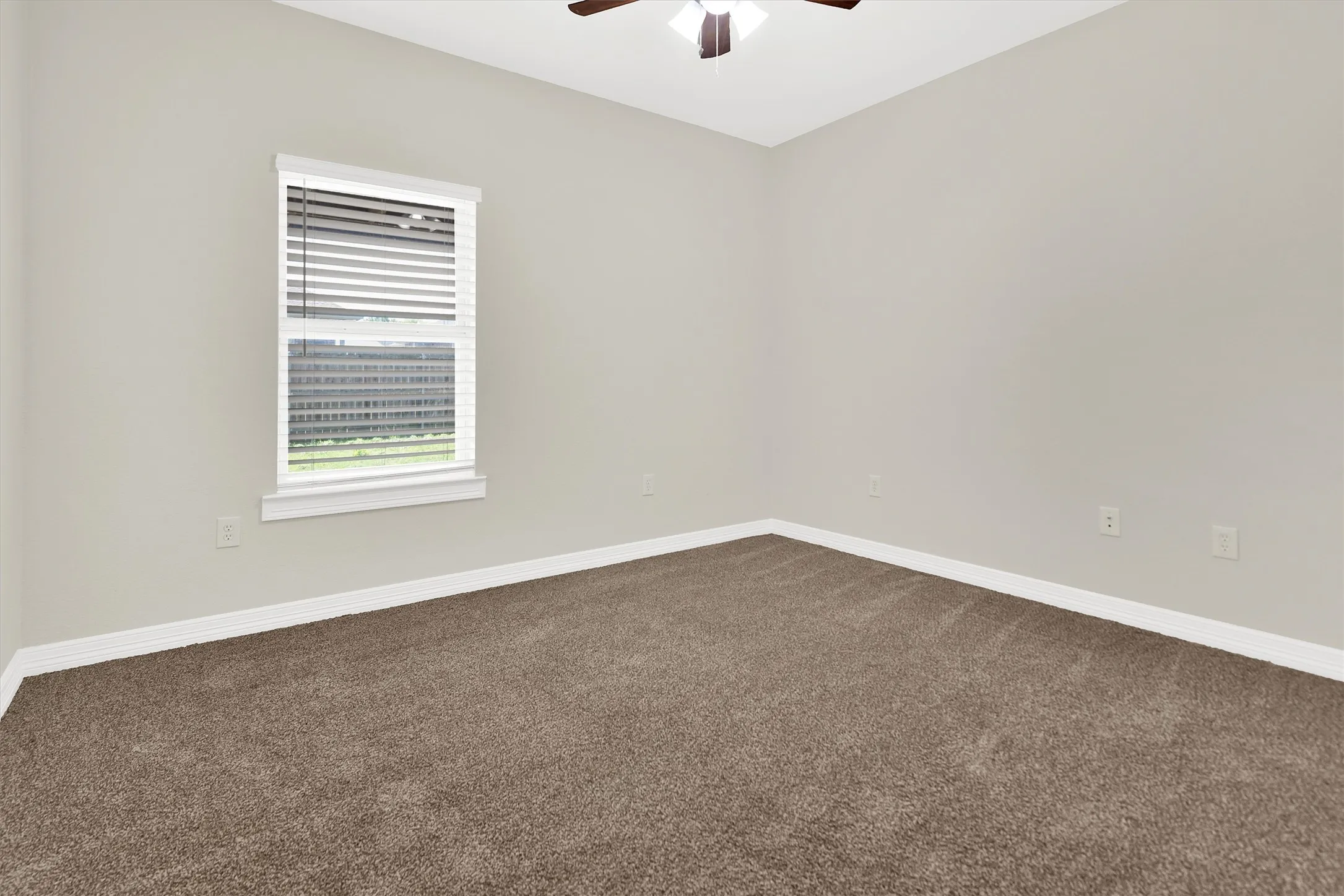 Single Family Residence For Sale in Grayson County , 105 Ashlyn Court, Whitesboro, Texas 76273, 3 Bedroom, 2 Bathroom, 2 Garage spaces, 1,638 Sqft, built in 2016, Preowned, mls#21228629, Real Estate Agent in Whitesboro, Homes For Sale in Grayson county, Homes For Sale in Whitesboro, Realtor in Whitesboro Texas, Real Estate Brokerage Independent Realty Texas, Luminita Cordes Realtor