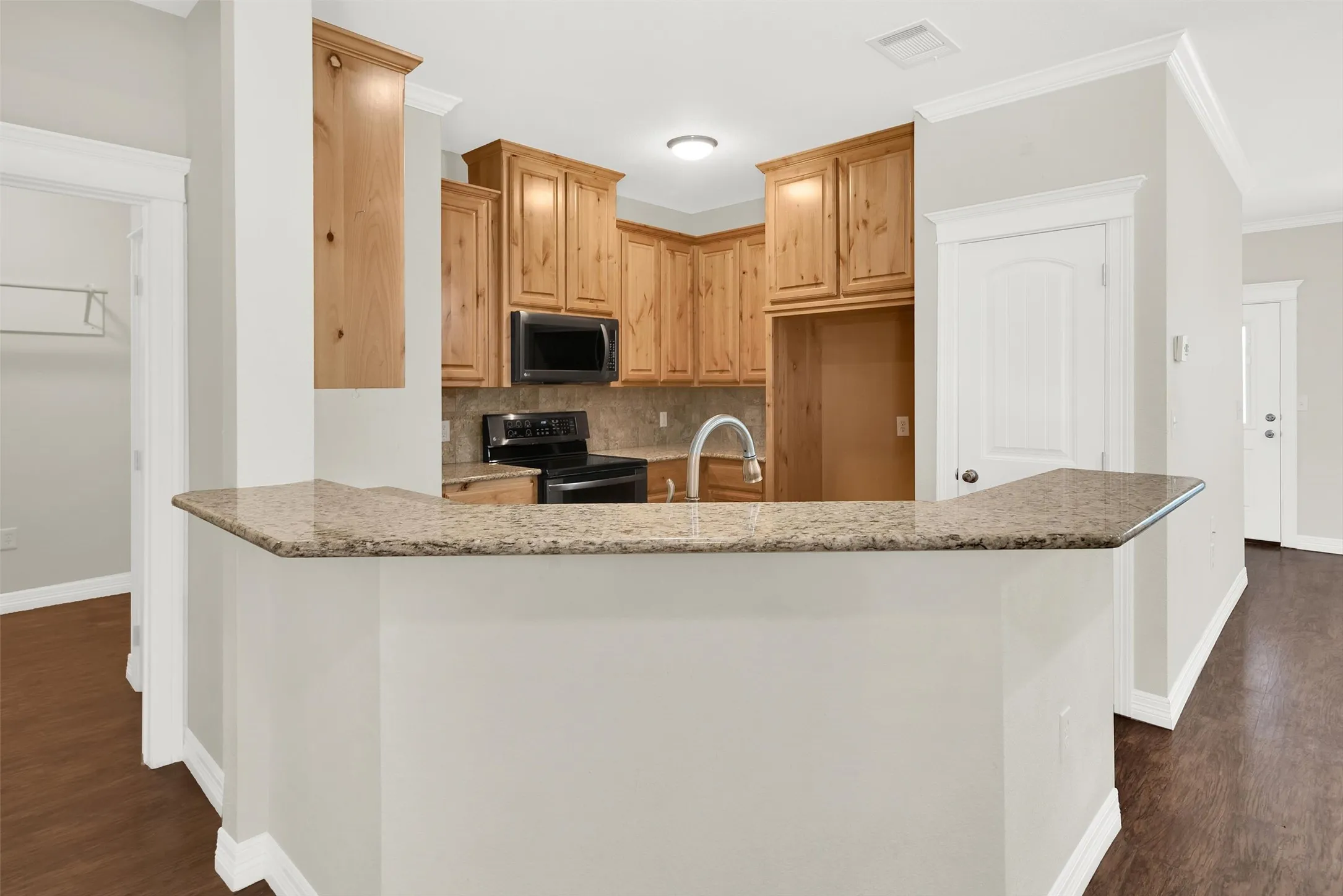 Single Family Residence For Sale in Grayson County , 105 Ashlyn Court, Whitesboro, Texas 76273, 3 Bedroom, 2 Bathroom, 2 Garage spaces, 1,638 Sqft, built in 2016, Preowned, mls#21228629, Real Estate Agent in Whitesboro, Homes For Sale in Grayson county, Homes For Sale in Whitesboro, Realtor in Whitesboro Texas, Real Estate Brokerage Independent Realty Texas, Luminita Cordes Realtor