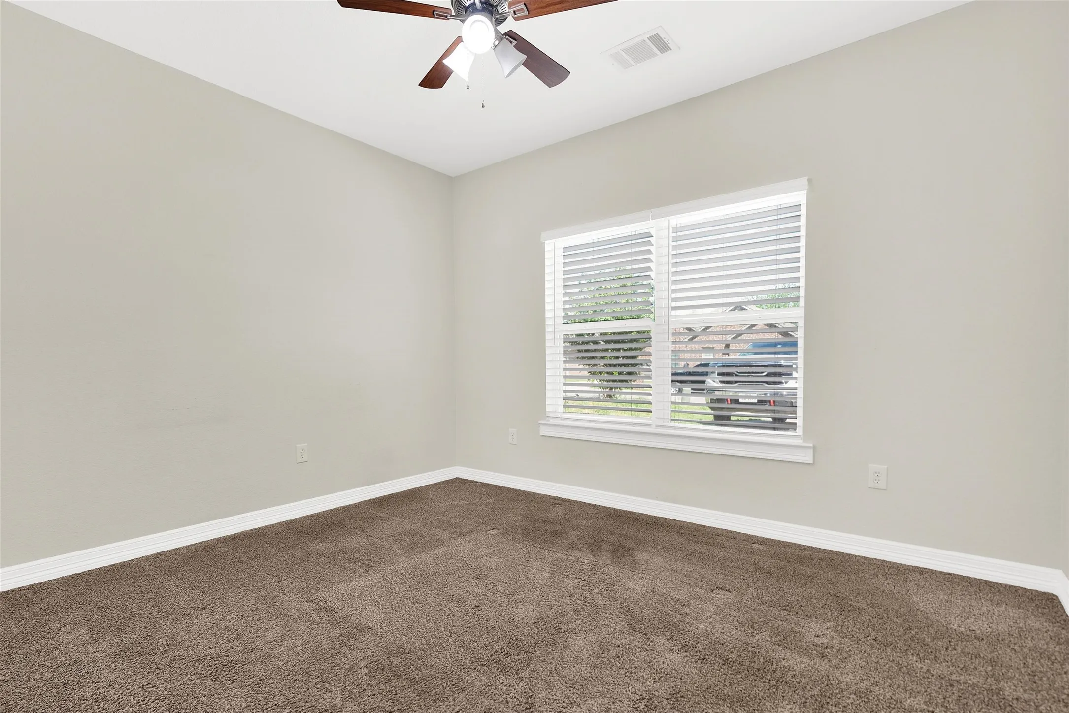 Single Family Residence For Sale in Grayson County , 105 Ashlyn Court, Whitesboro, Texas 76273, 3 Bedroom, 2 Bathroom, 2 Garage spaces, 1,638 Sqft, built in 2016, Preowned, mls#21228629, Real Estate Agent in Whitesboro, Homes For Sale in Grayson county, Homes For Sale in Whitesboro, Realtor in Whitesboro Texas, Real Estate Brokerage Independent Realty Texas, Luminita Cordes Realtor